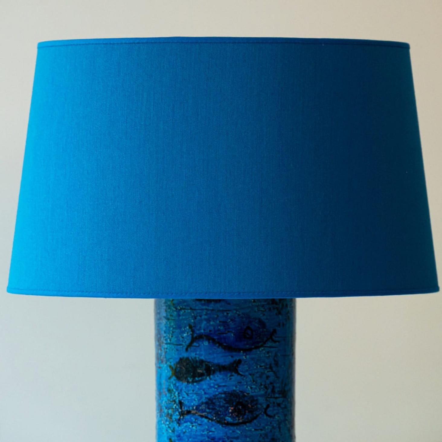 Francese Lampada da tavolo Bitossi Aqua Ceramic, paralume in seta blu di R. Houben in vendita