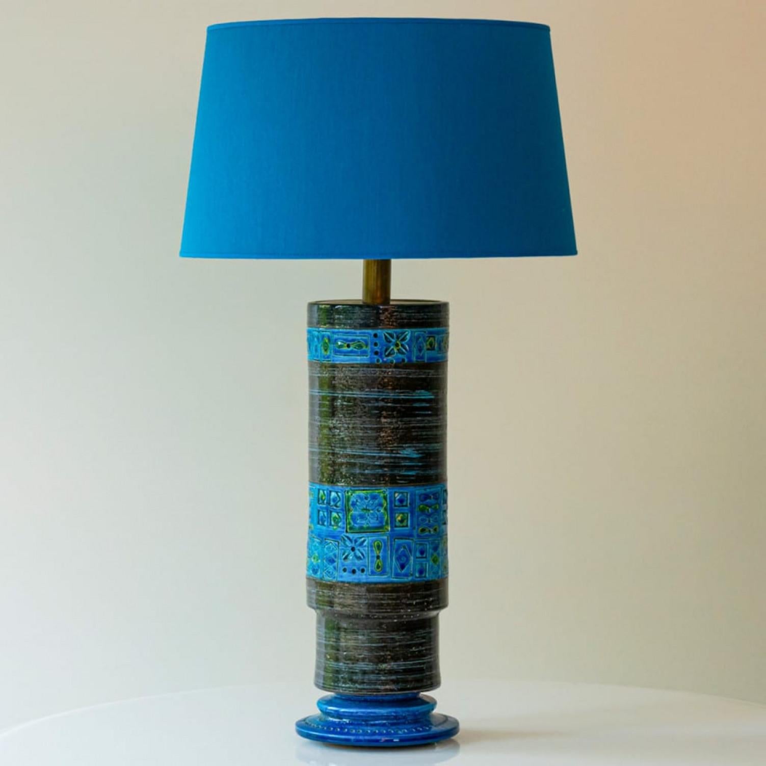 Heavy quality ceramic table floor lamp by Bittosi, 1960s.

This lamp base brings refined elegance and rich visual appeal to any interior. With its beautiful shape, it offers a unique presence.

This base with glazed blue, green and black ceramic