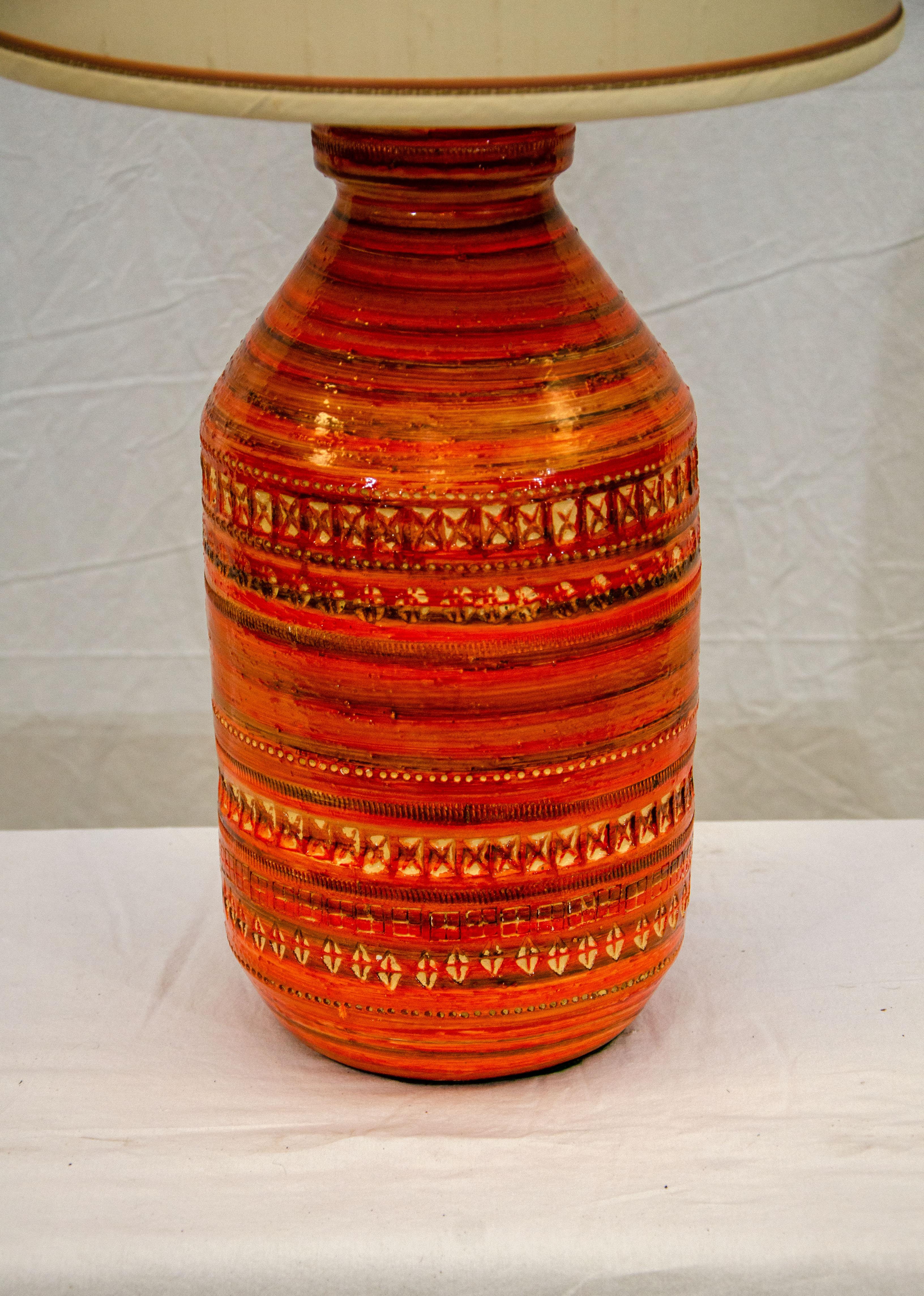 Orangefarbene Bitossi ''Attributed'' Tischlampe, Original-Lampenschirm (Moderne der Mitte des Jahrhunderts) im Angebot