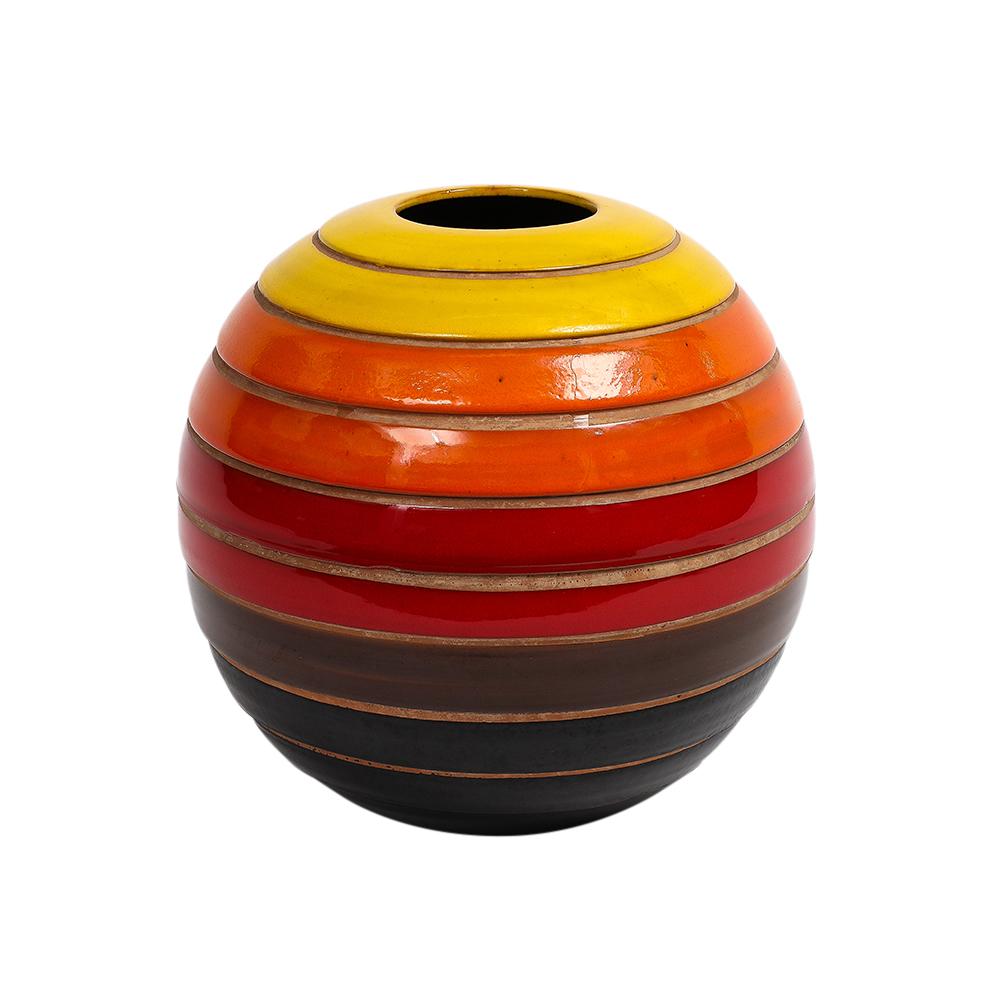 Vase boule Bitossi, céramique, rayures, jaune, orange, rouge, noir, signé. Vase en forme de boule avec des bandes de couleurs glacées graduées : jaune, orange, rouge, brun et noir. Signé dans la glaçure sur la face inférieure : 8544 Italie. 