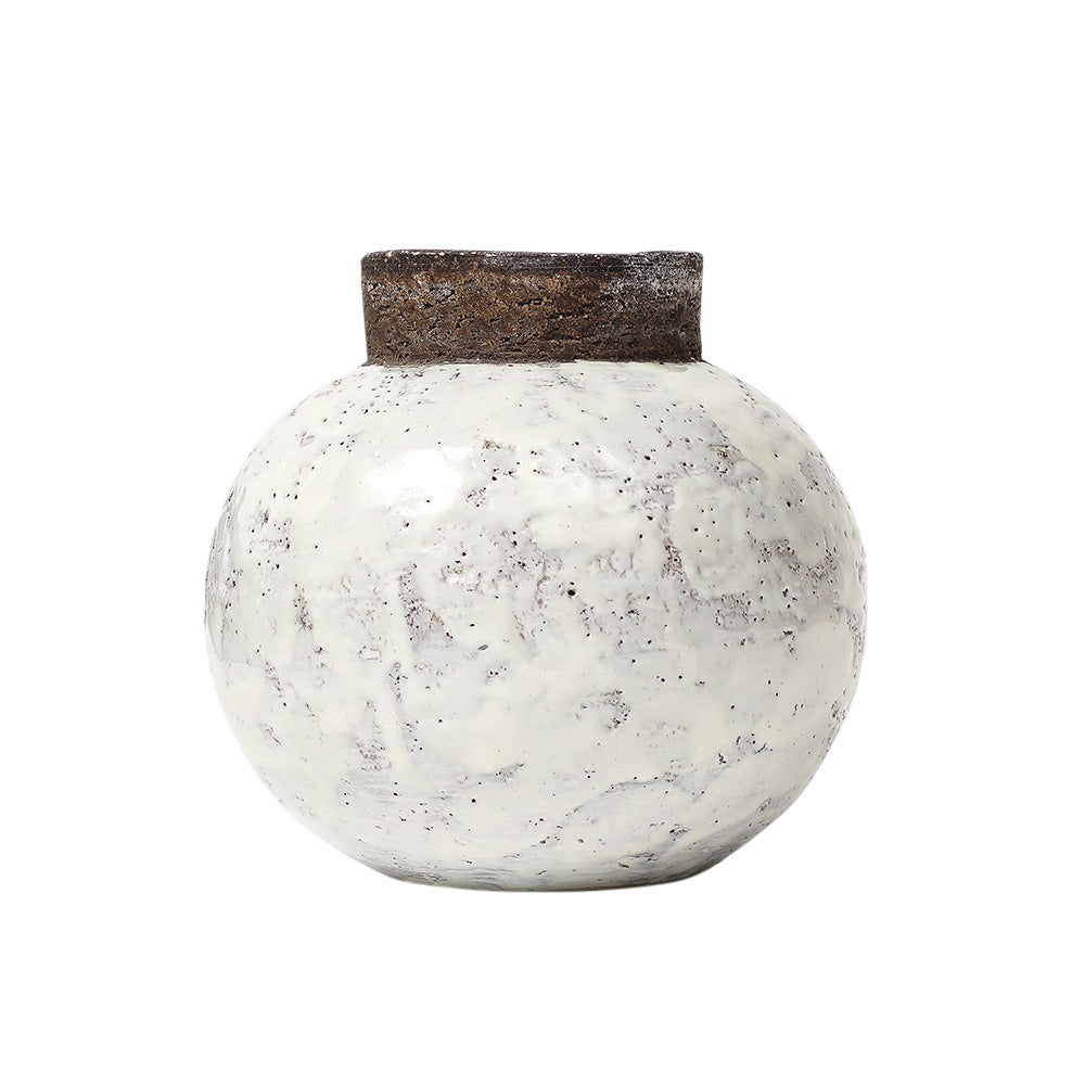Aldo Londi Bitossi Kugelvase, Keramik, weiß, braun, signiert. Kleine kugelförmige Vase mit weiß glasiertem Körper und kontrastierendem braunen Kragen aus rohem Ton. Gezeichnet auf der Unterseite: 4028 C Italy. Etwas Licht  weiße Glasur am Vasenrand