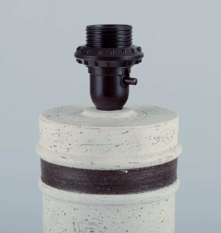 Bitossi/Bergboms, Suecia. Gran lámpara de sobremesa de gres.
Esmalte en tonos arenosos y marrones.
1960/70s.
Firmado y etiquetado.
Perfecto estado.
Dimensiones: H 35,5 cm con herraje x P 10,5 cm.
Cable de aproximadamente 200 cm.