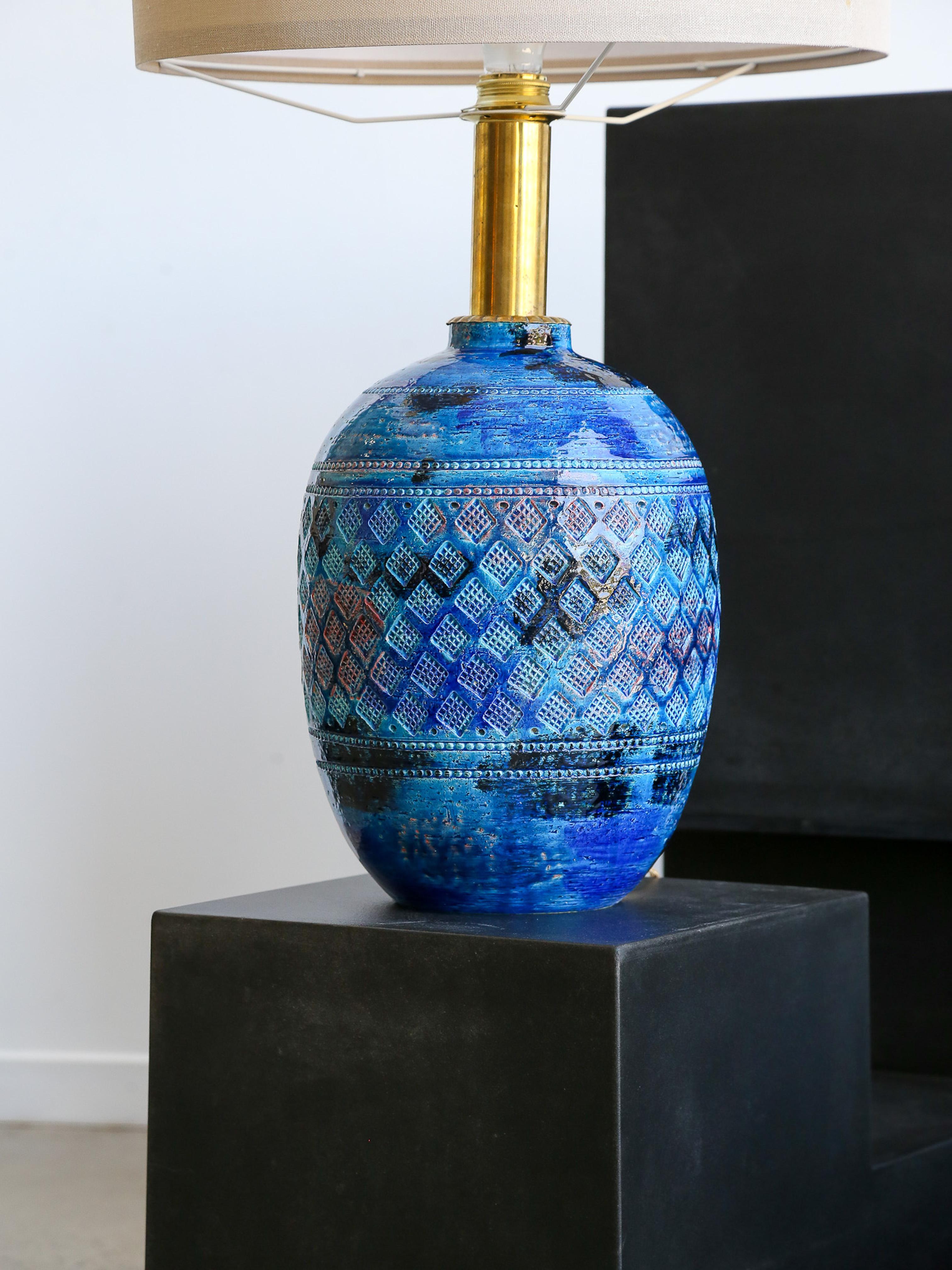 Bitossi Ceramiche is renowned for its iconic Rimini Blue glaze, and they've produced various items with this distinctive finish, including table lamps. The Bitossi Rimini Blue table lamp typically features a ceramic base with the Rimini Blue glaze,