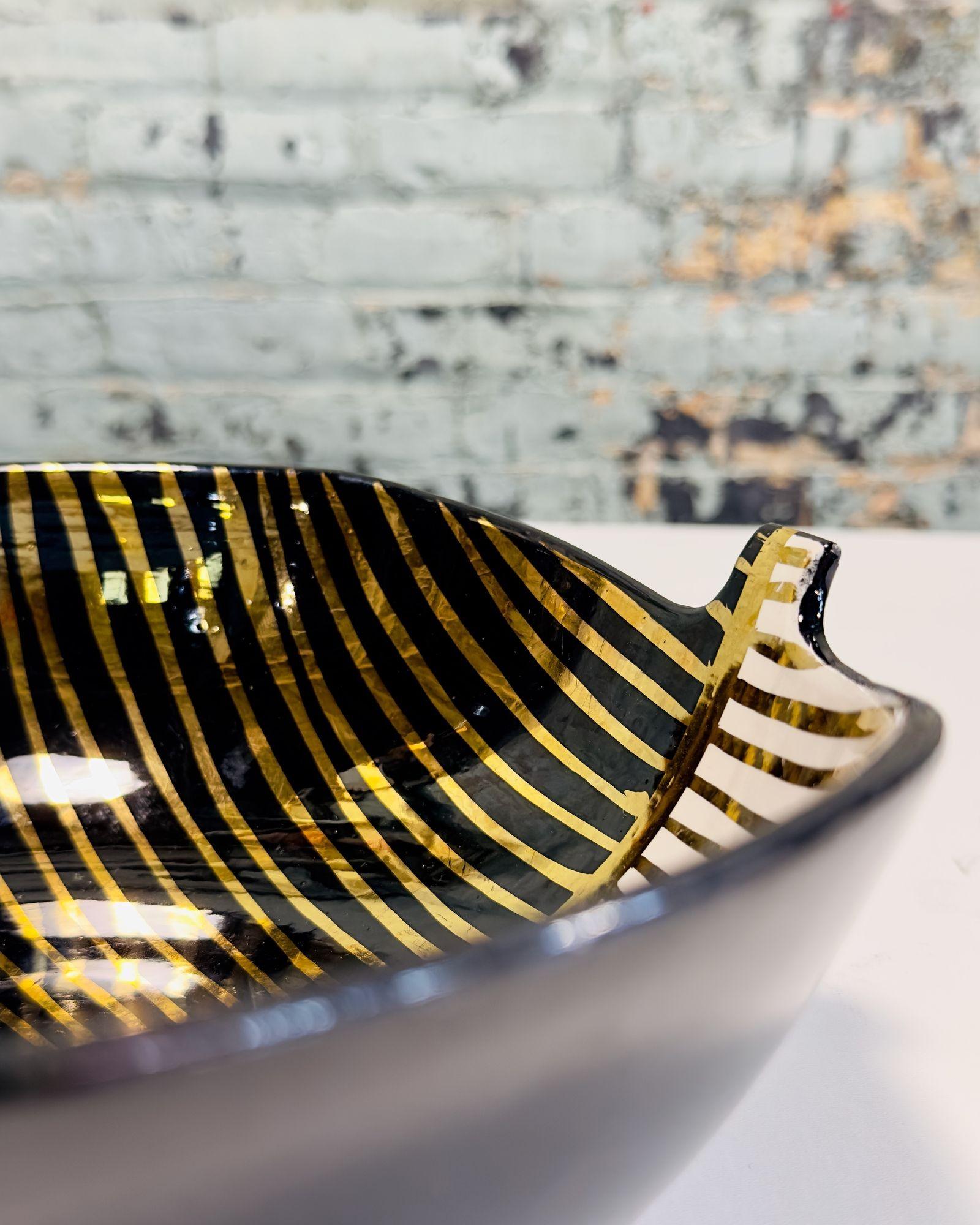 Bitossi Raymor Bowl Ceramic Black/White and Gold Leaf, 1960.
Bowl is in excellent condition. Marked on bottom 95/501 Italy