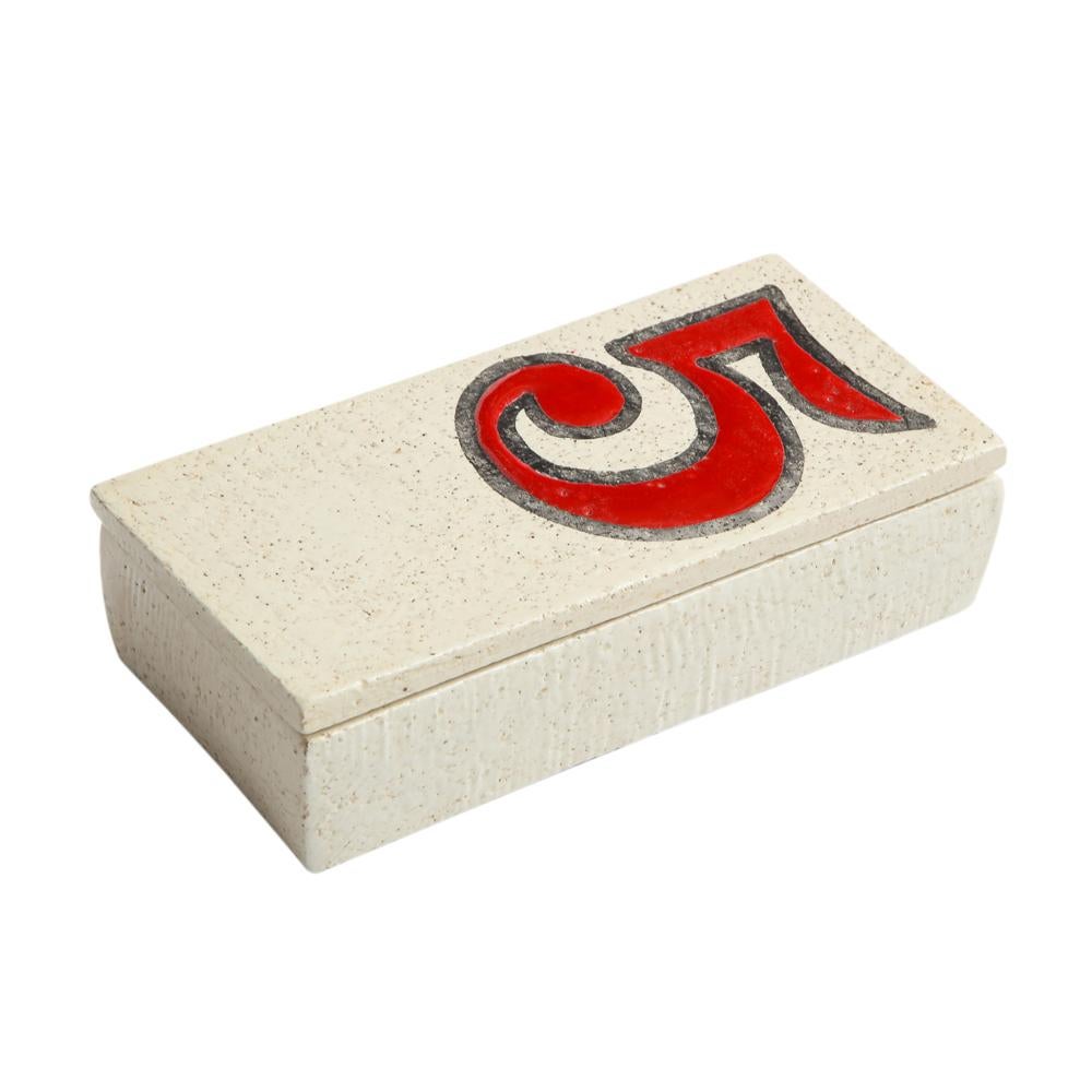Boîte numéro cinq de Bitossi, en céramique, rouge et blanc, signée. Une boîte de série numérotée rare et difficile à trouver de Bitossi. Importé aux États-Unis par Raymor of New York. Signé avec une étiquette de Raymor sur le dessous de la boîte, en