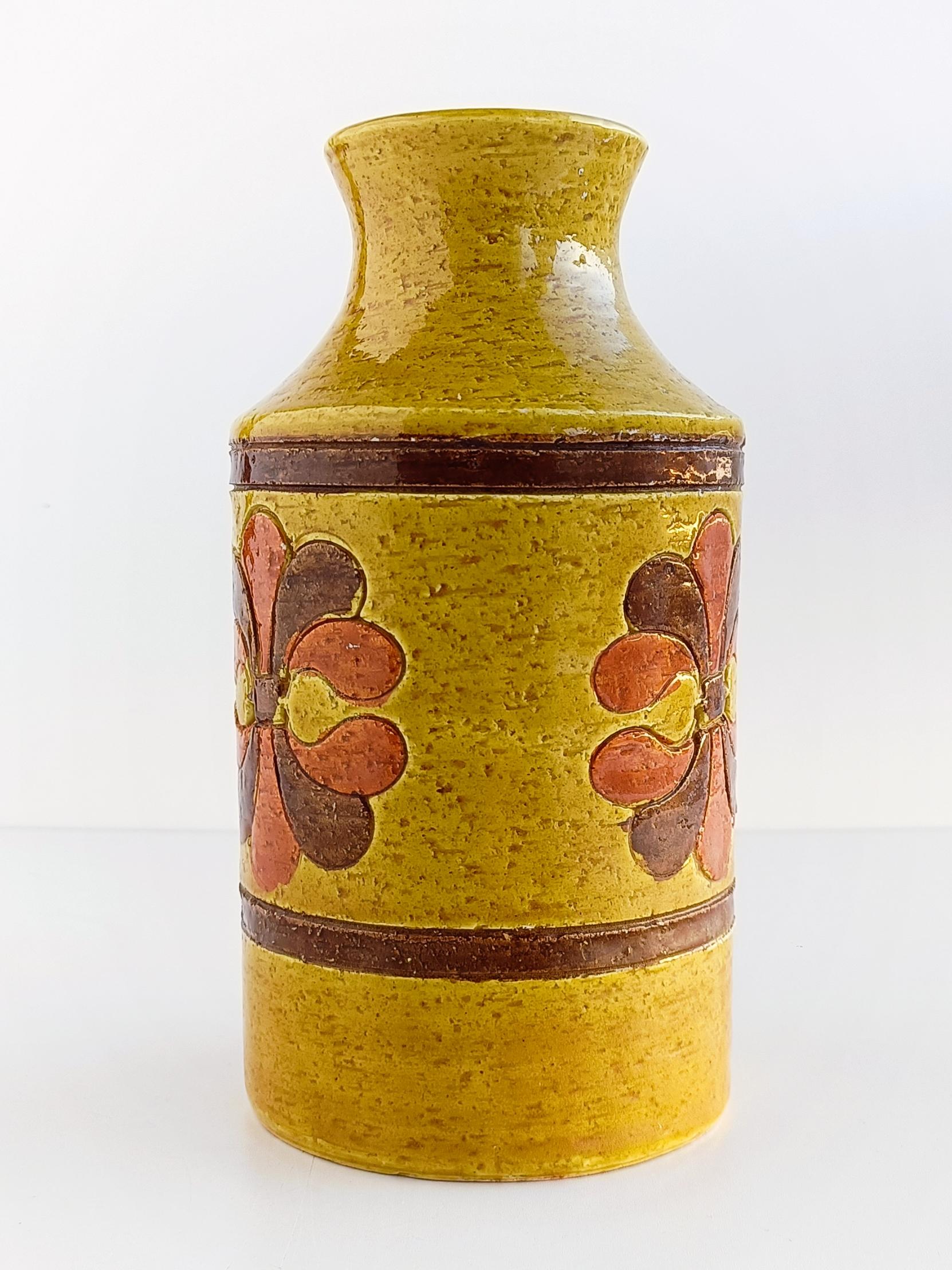 Aldo Londi était un éminent céramiste italien connu pour son travail chez Bitossi Ceramiche. Les céramiques de Bitossi sont très appréciées pour leurs designs distinctifs et leur savoir-faire, ce qui les rend très recherchées par les collectionneurs