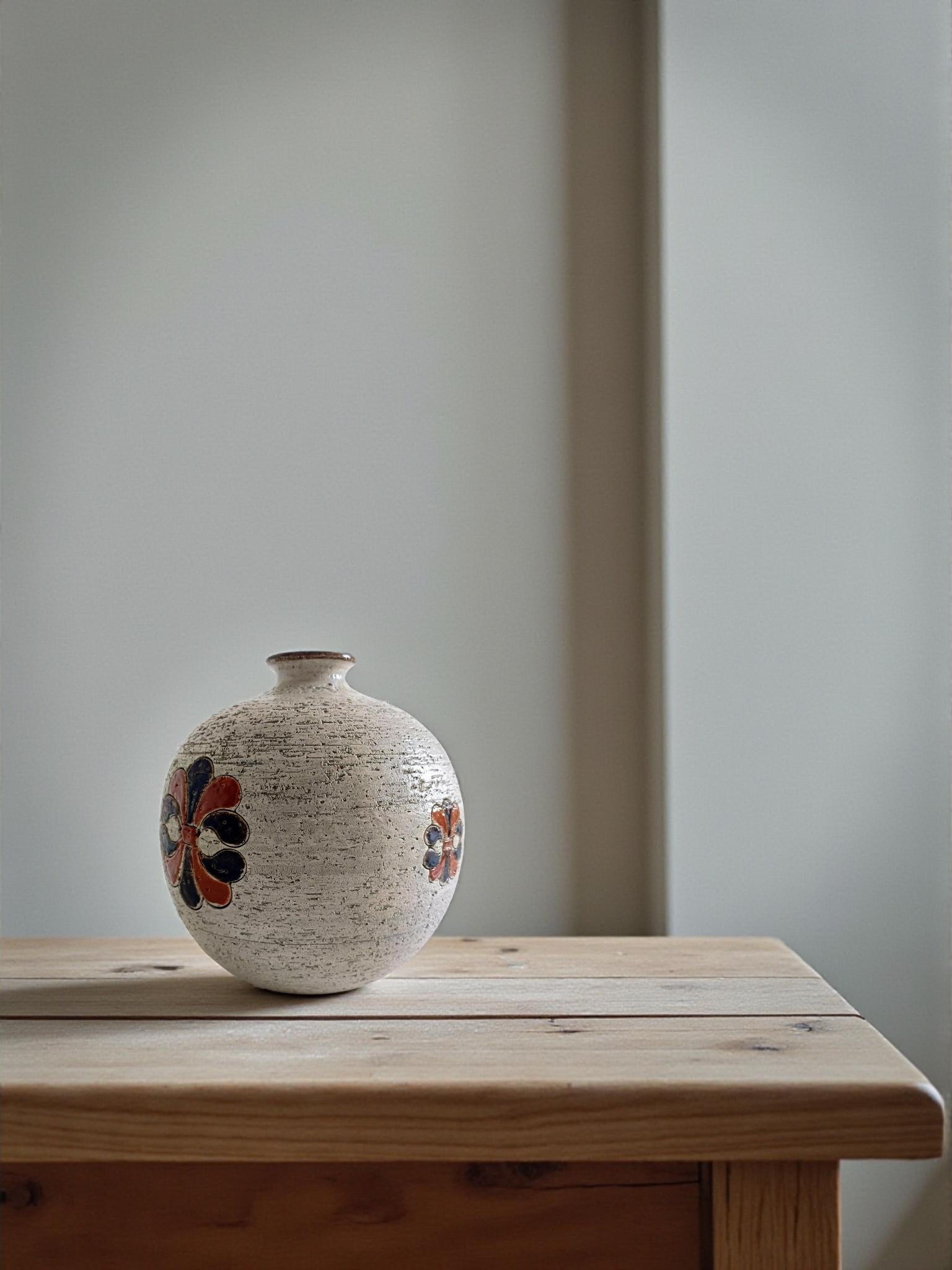 Aldo Londi for Bitossi – Ceramic Vase with “Palmetto” Décor, Italy, ca. 1960s

Spherical ceramic vase designed by Aldo Londi for Bitossi, Montelupo Fiorentino. Handcrafted in chamotte clay with a satinated off-white glaze and the “Palmetto” décor in