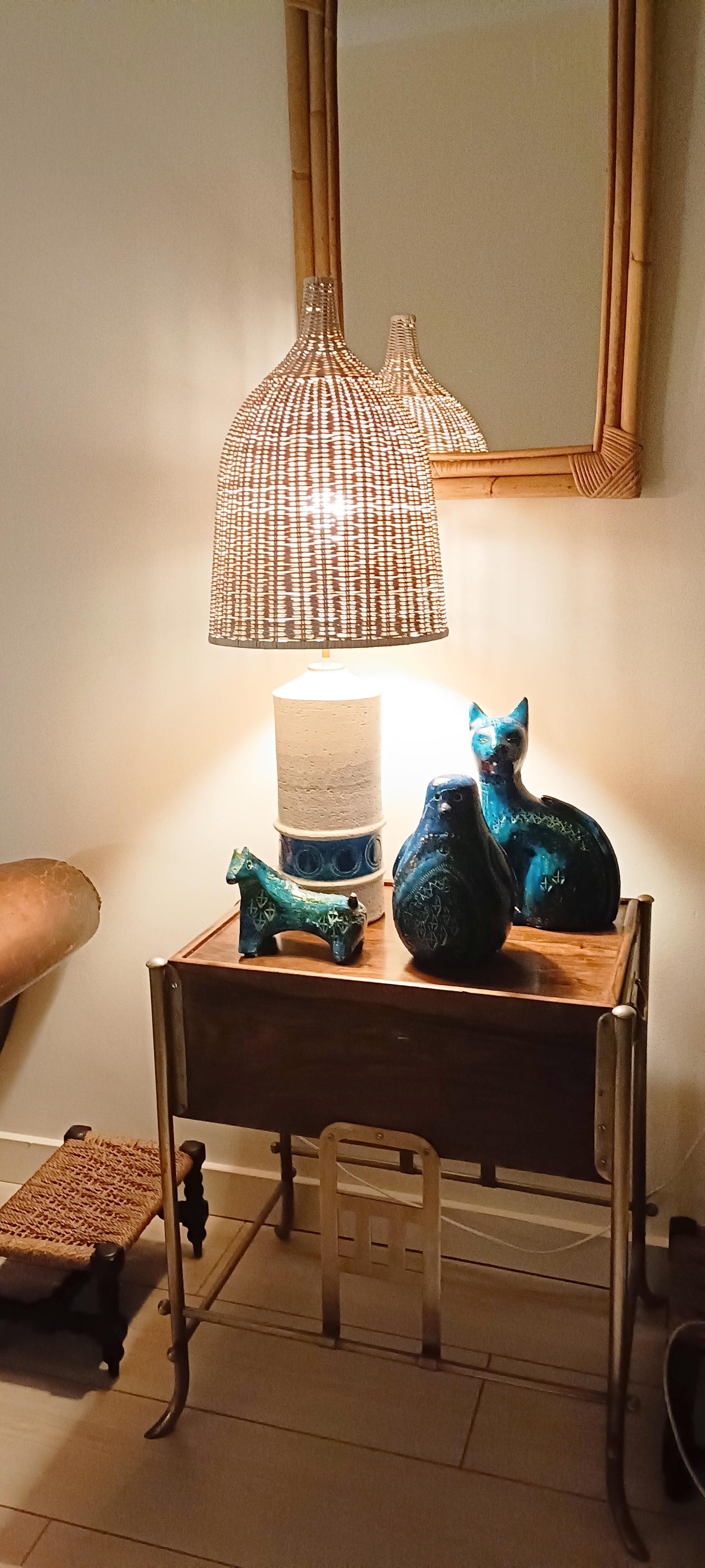 This Bitossi ceramic table lamp, designed by Aldo Londi for Bergboms, showcases the signature Mid-Century rough-textured surface in a chalky white hue. A striking Rimini Blu glaze Ikano decor band near the base adds a bold accent. 

Topped with a