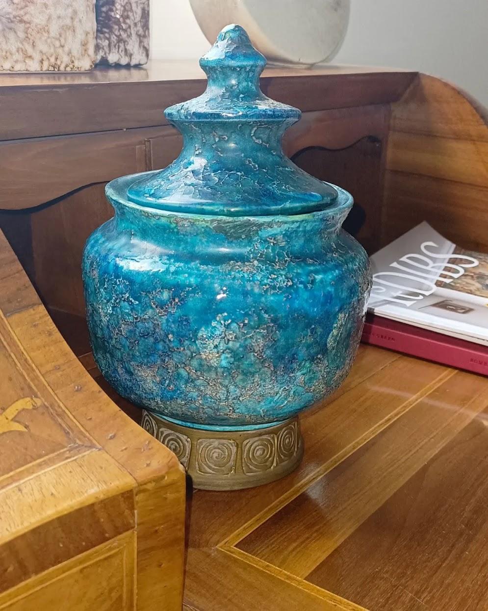 This vintage Bitossi by Aldo Londi cinese decor for Rosenthal Netter showcases the artistic craftsmanship that has come to define Italian ceramics from the mid-20th century. This exquisite lidded pagoda jar, hand-produced in Flavia Montelupo, Italy,