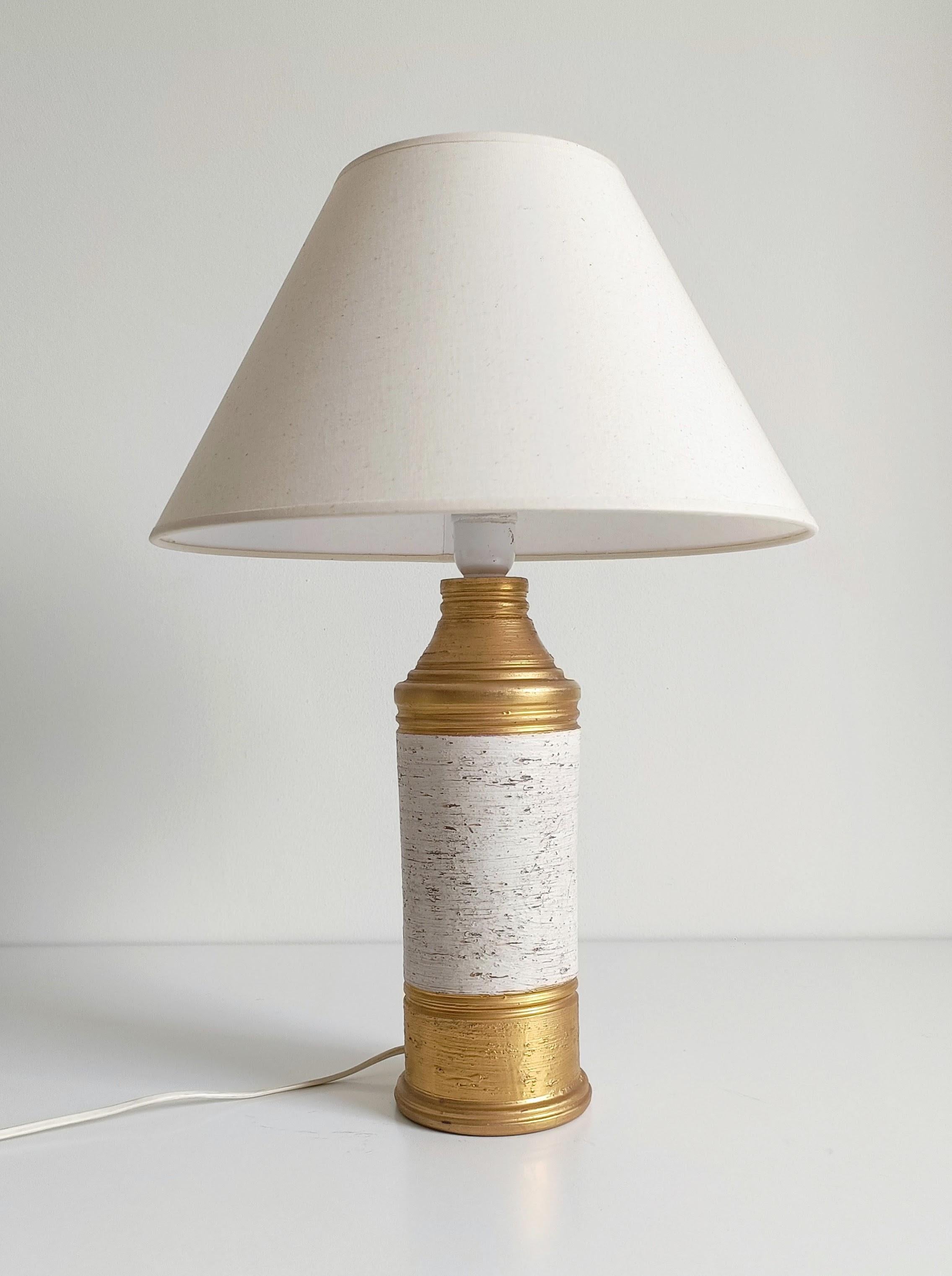 Mid-Century Modern Bitossi by Aldo Londi Gold/ Cream Ceramic Table Lamp, Signed, Italy, 1970s For Sale