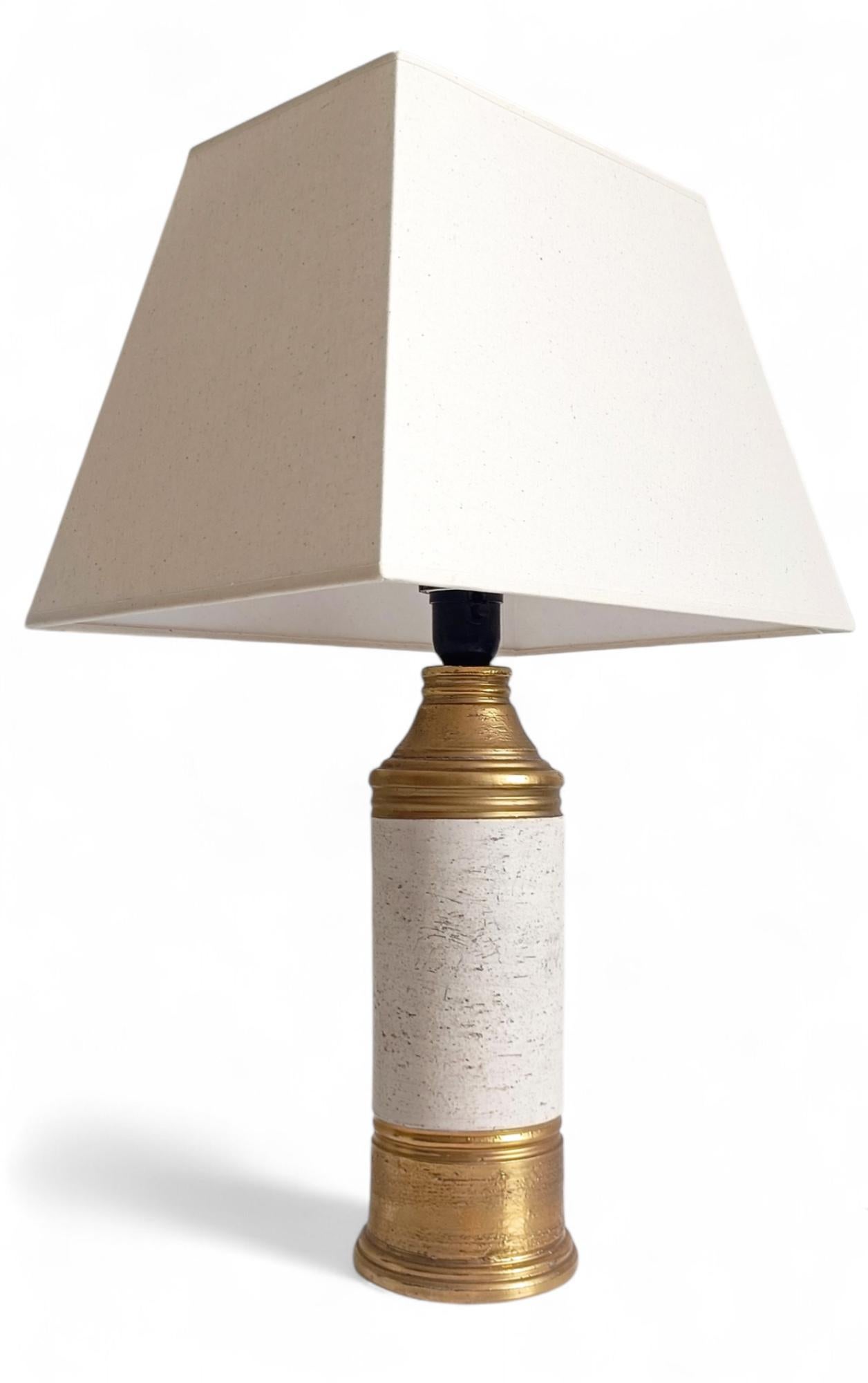 Mid-Century Modern Lampe de table en céramique or/crème signée Aldo Londi, Italie, années 1970 en vente