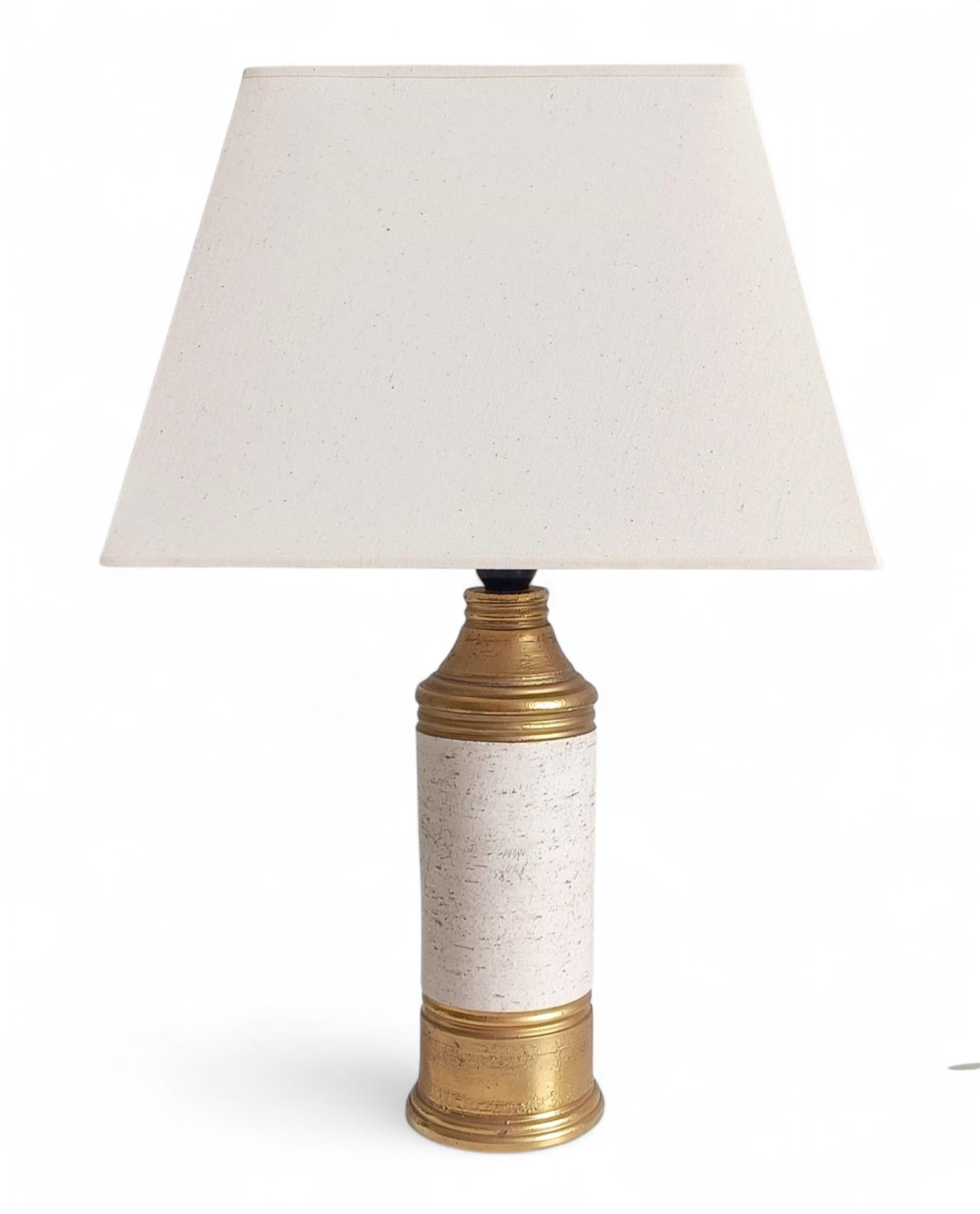 italien Lampe de table en céramique or/crème signée Aldo Londi, Italie, années 1970 en vente