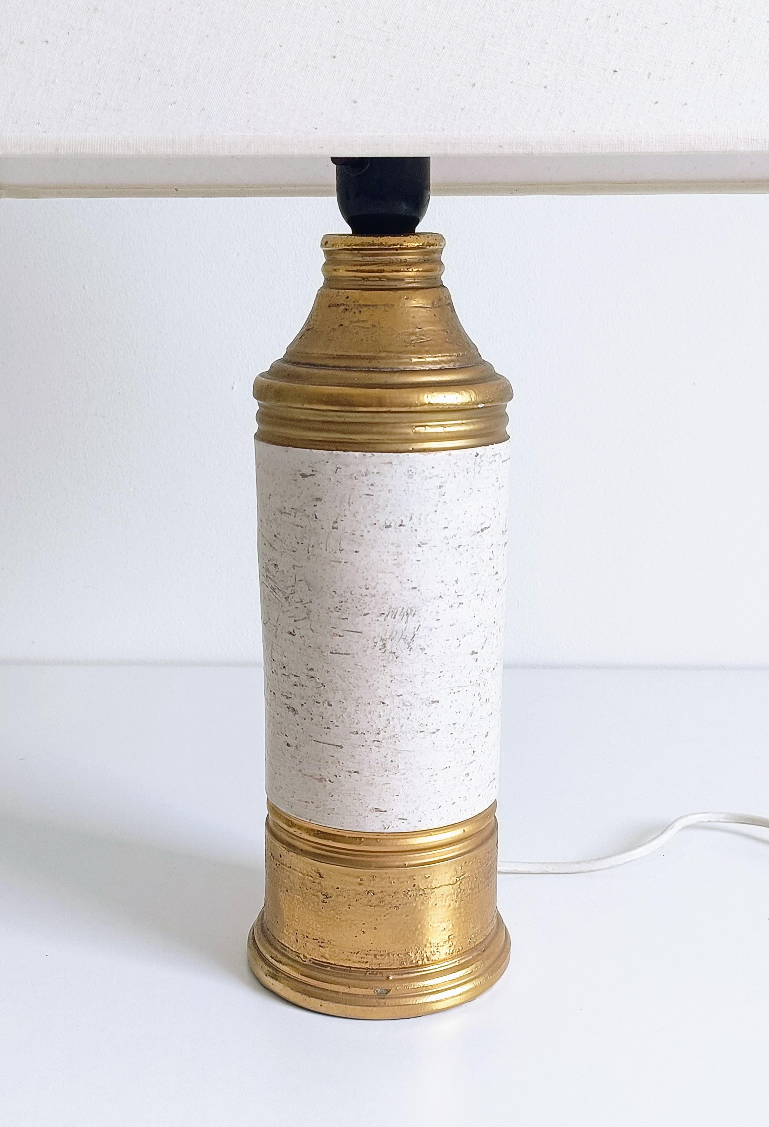 Vernissé Lampe de table en céramique or/crème signée Aldo Londi, Italie, années 1970 en vente