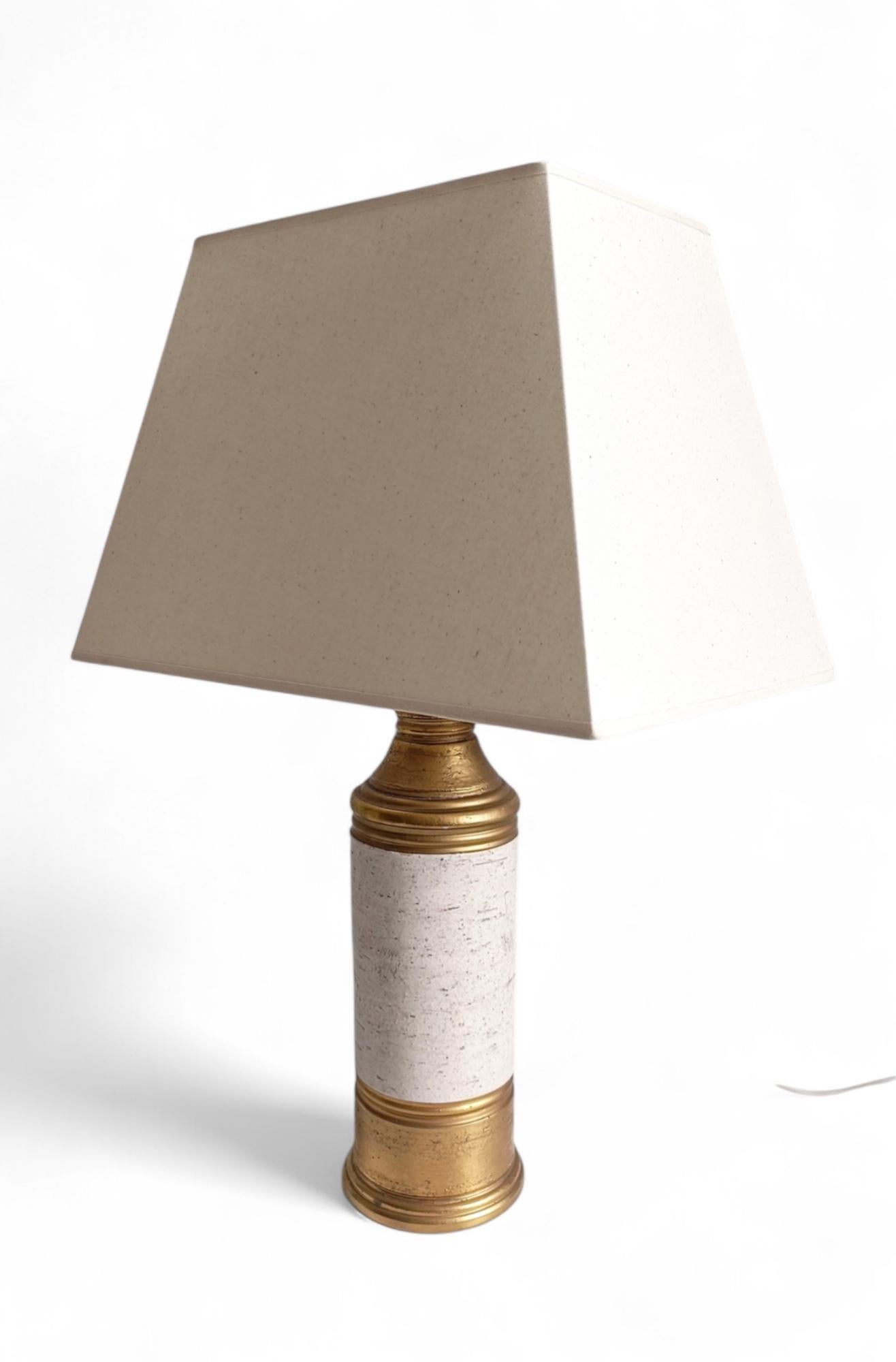 Céramique Lampe de table en céramique or/crème signée Aldo Londi, Italie, années 1970 en vente