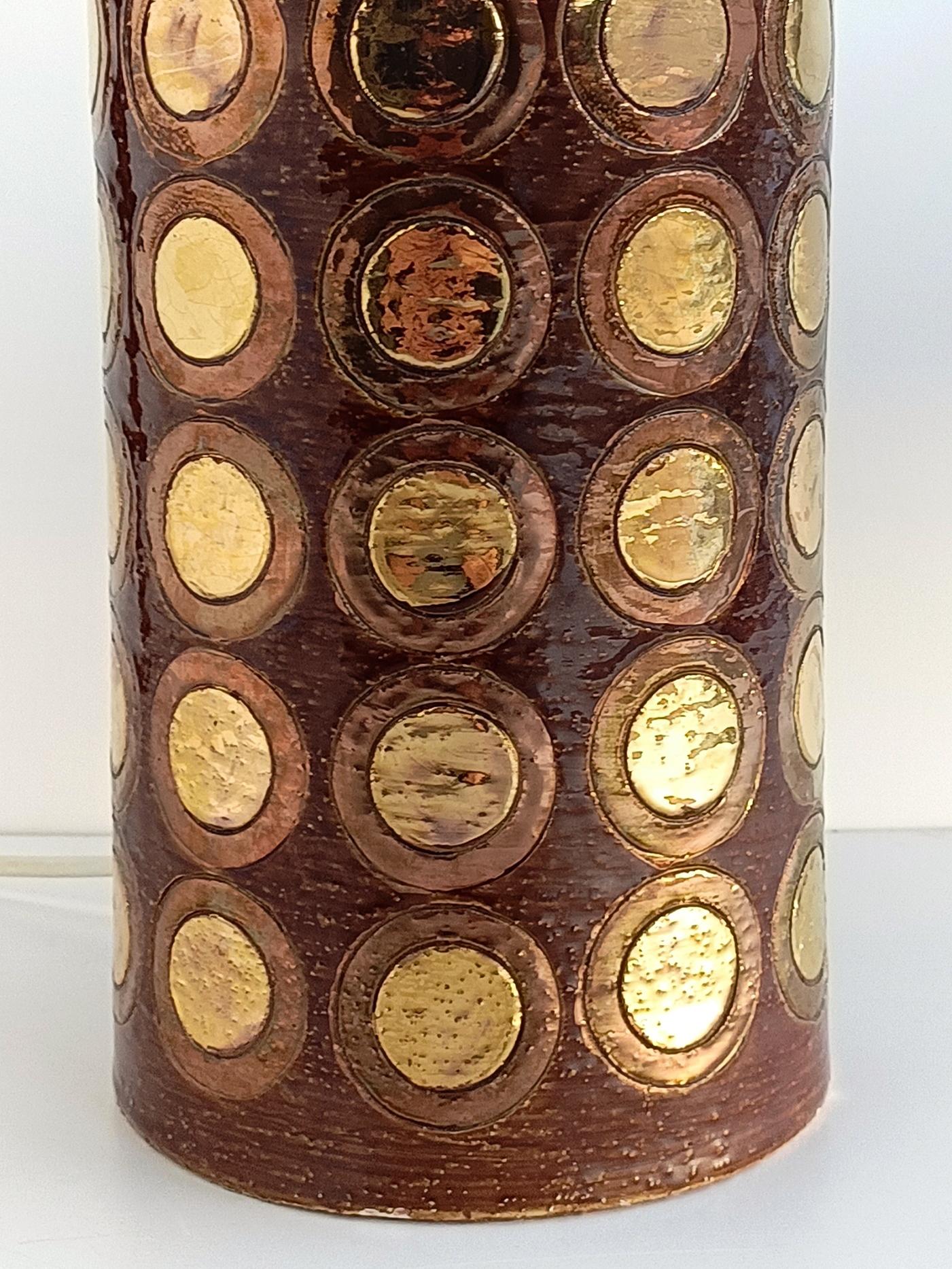 Exquisite Aldo Londi for Bitossi Ikano decor vintage ceramic lamp, featuring a gorgeous glazing in gold, cooper, and brown. 

The solid ceramic body of the lamp was sgraffito hand decorated and carefully glazed with these stunning and mesmerizing