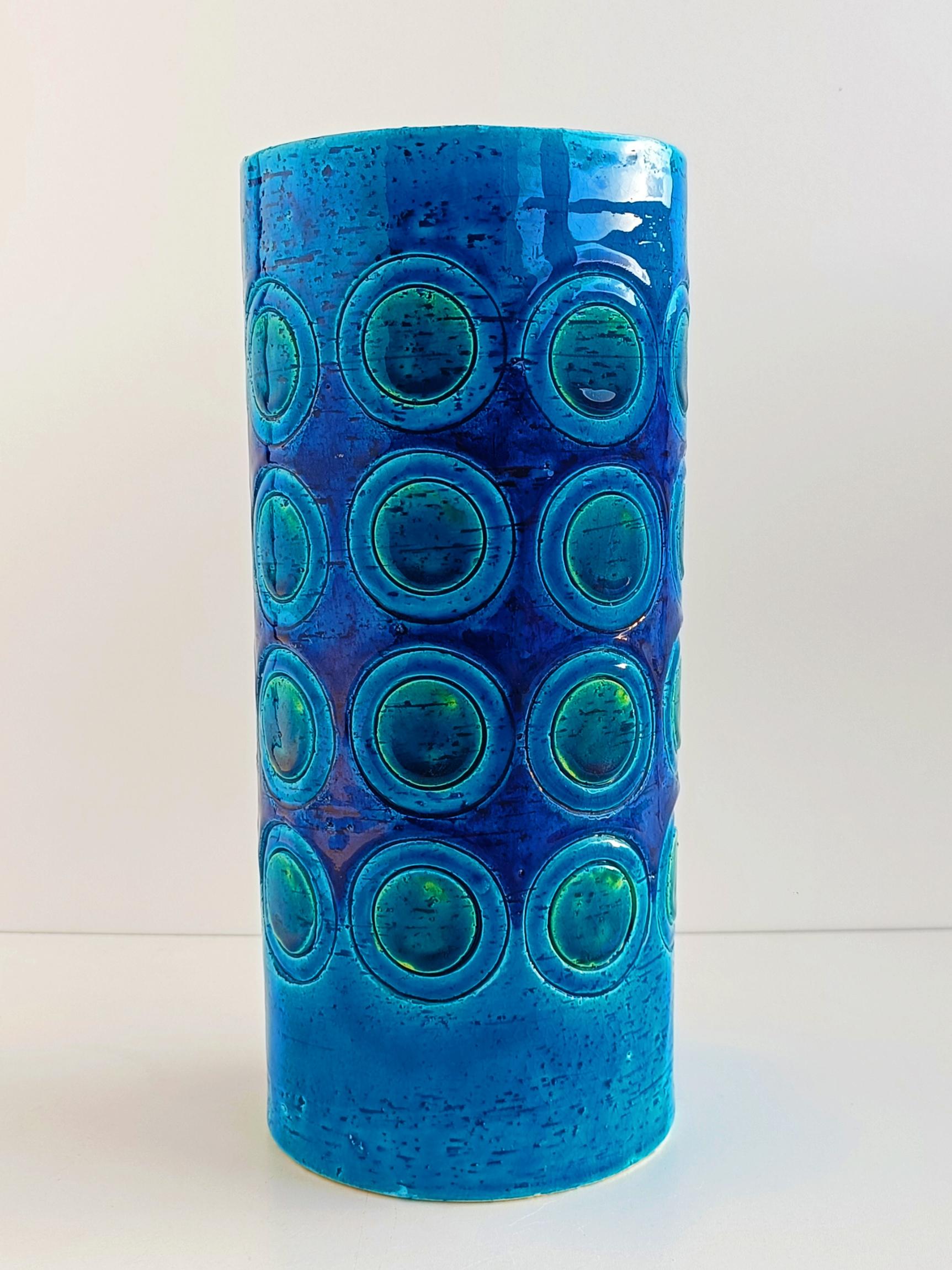 Ikano decor Rimini Blu by Aldo Londi for Bitossi ceramic vase, a highly sought-after vintage collectors item. It features the unique rough surface and the stunning blue and green colors so characteristic of the Bitossi Rimini Blu production during