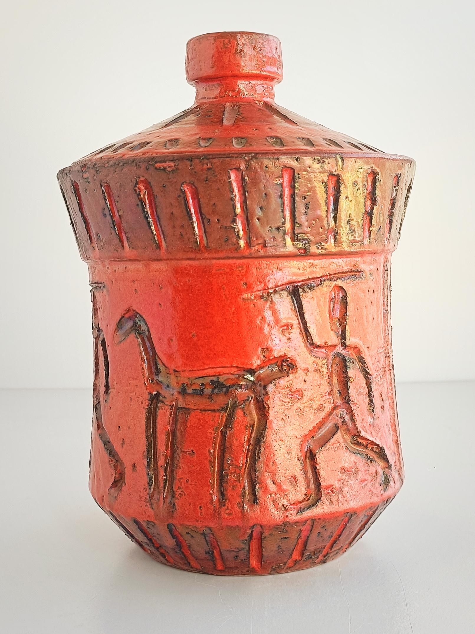 Bitossi by Aldo Londi Mid Century Modern primitivist ceramic jar, a rare stunning vintage piece featuring a gorgeous coral satin glazing and a sgraffito hand decoration which represents a prehistoric haunting scene. Explore the beauty and uniqueness