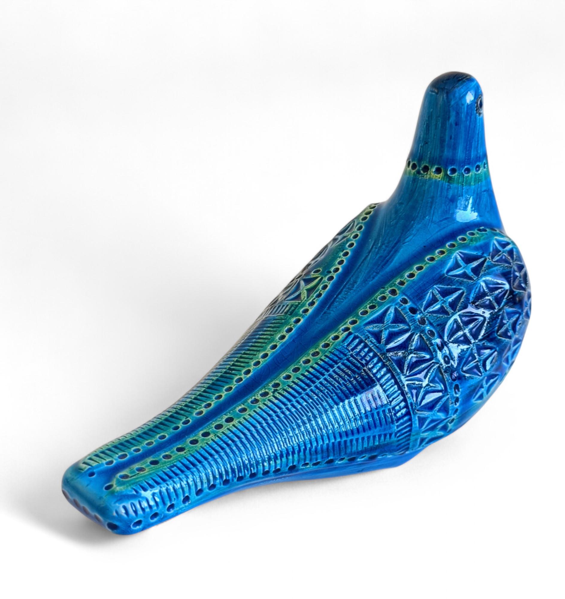 Une magnifique sculpture de colombe en céramique de collection, issue de la série iconique Rimini Blu, conçue par Aldo Londi pour Bitossi. Cette grande pièce décorative met en valeur la glaçure bleue profonde et les motifs étrusques incisés à la