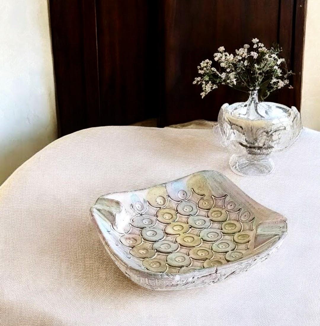 Rare cendrier Bitossi du céramiste italien Aldo Londi, fabriqué à la main vers les années 1960. Cette pièce illustre le décor Torcello de Londi, qui se distingue par son utilisation innovante de la couleur et de la forme. Il présente une palette