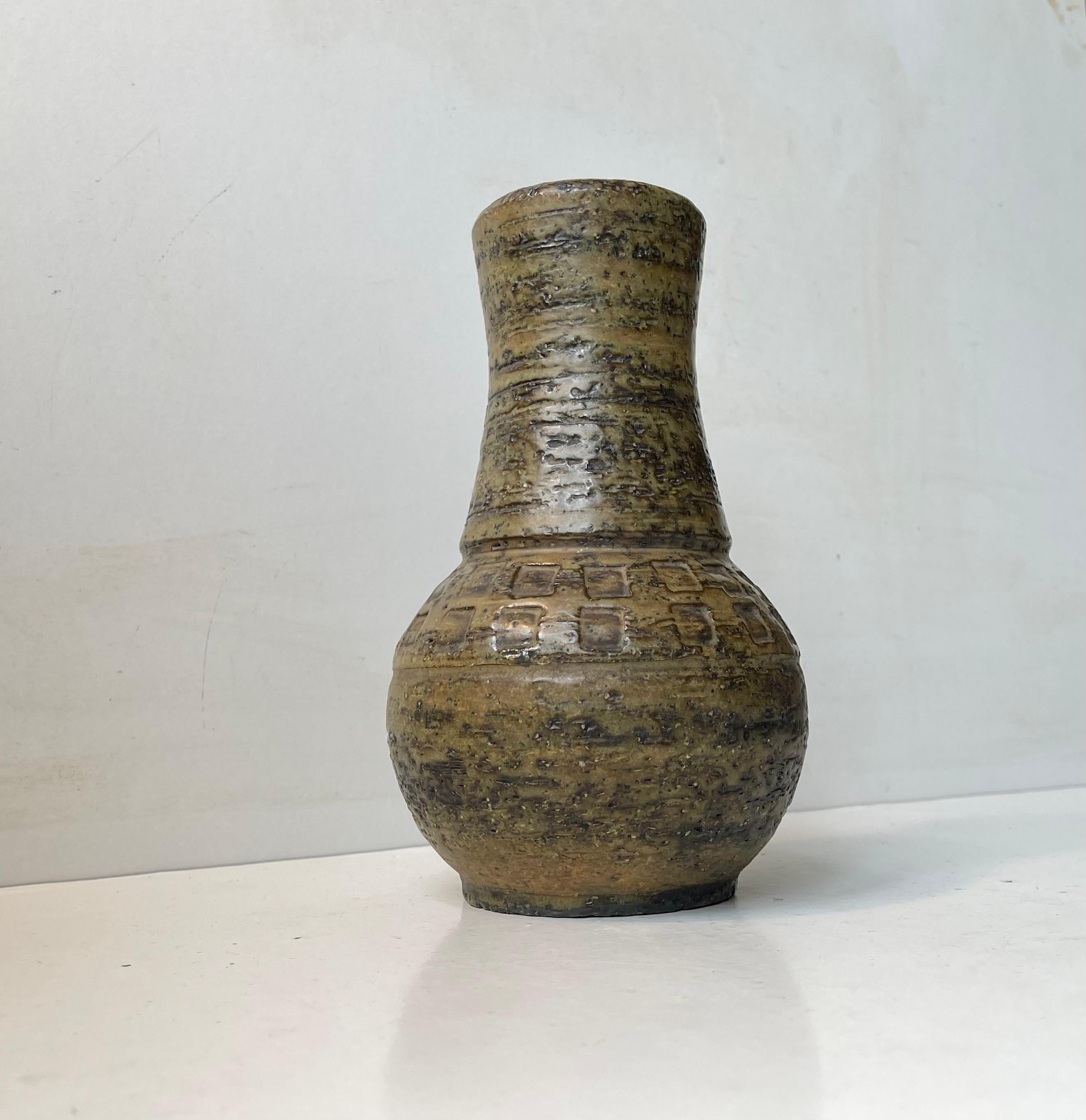 Eine sehr seltene Vase aus Schamotte-Steinzeug, ausgeführt in 