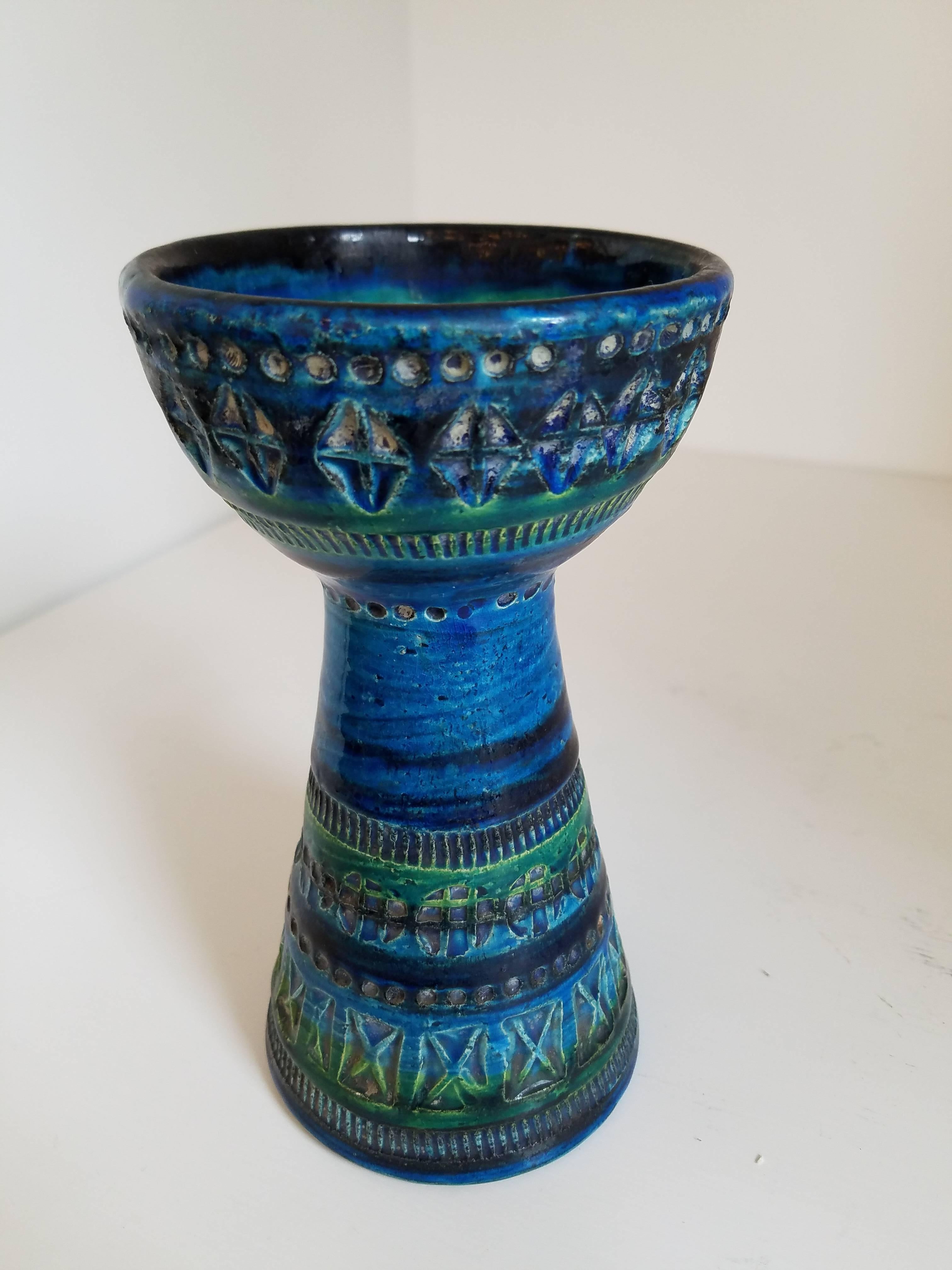 Rimini blue, blue glazed ceramic candleholder (column or taper) by Aldo Londi for Bitossi with hand carved geometric designs and a vibrant turquoise and cobalt glaze. Made in Italy, circa 1960.