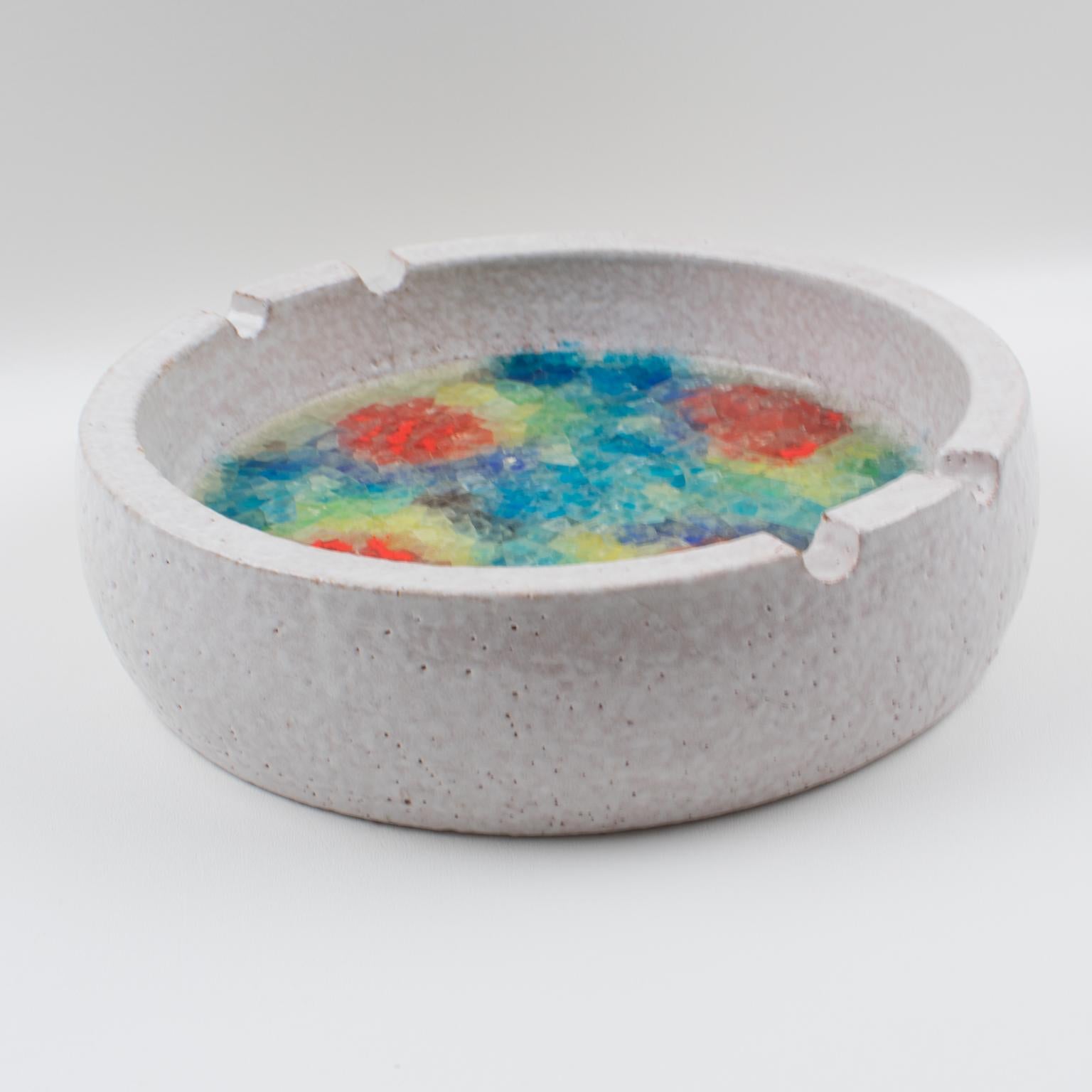 Aldo Londi ha disegnato questo bellissimo centrotavola decorativo in ceramica massiccia o posacenere per sigari. Il pezzo è stato realizzato da Bitossi, Italia, circa 1960. Importato e distribuito negli Stati Uniti da Raymor di New York, questo