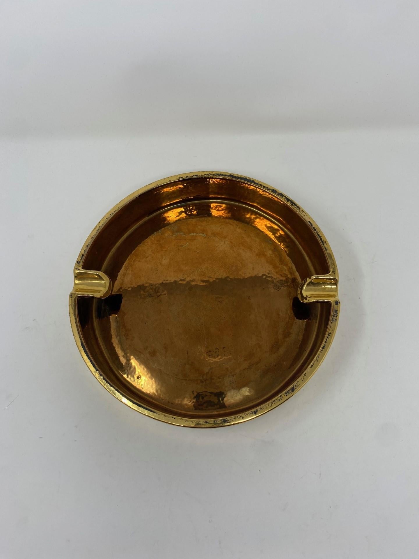 Bitossi ceramic ashtray gold Berkeley House signed Italy, 1960s. A beautiful and sculptural clean design ashtray. On the underside you will find an original paper label. Made by Bitossi for Berkeley House - a San Franscisco retailer.
Mid-Century,