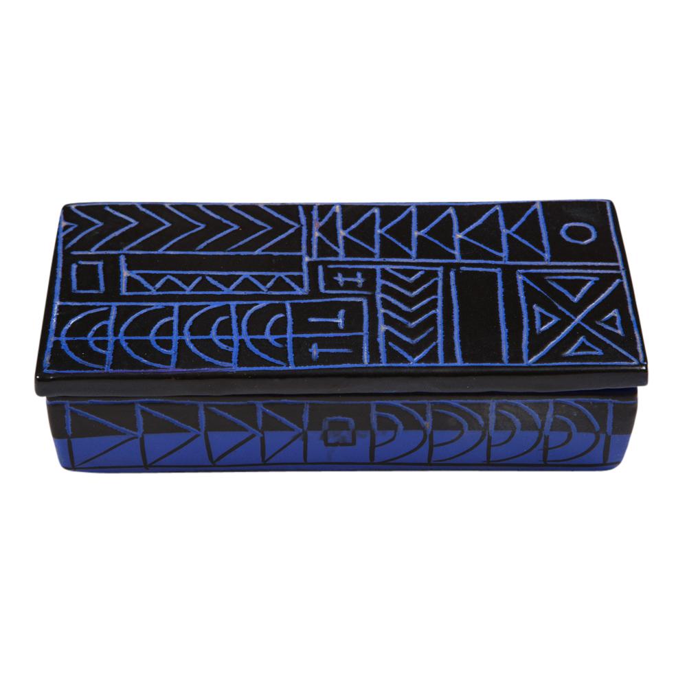 Bitossi Dose, Keramik, blau schwarz, Sgraffito, geometrisch, signiert. Kleinformatige Deckeldose mit geometrischem Sgraffitodekor, blau und schwarz glasiert. Signiert auf der Unterseite der Schachtel: 2384 Italien.