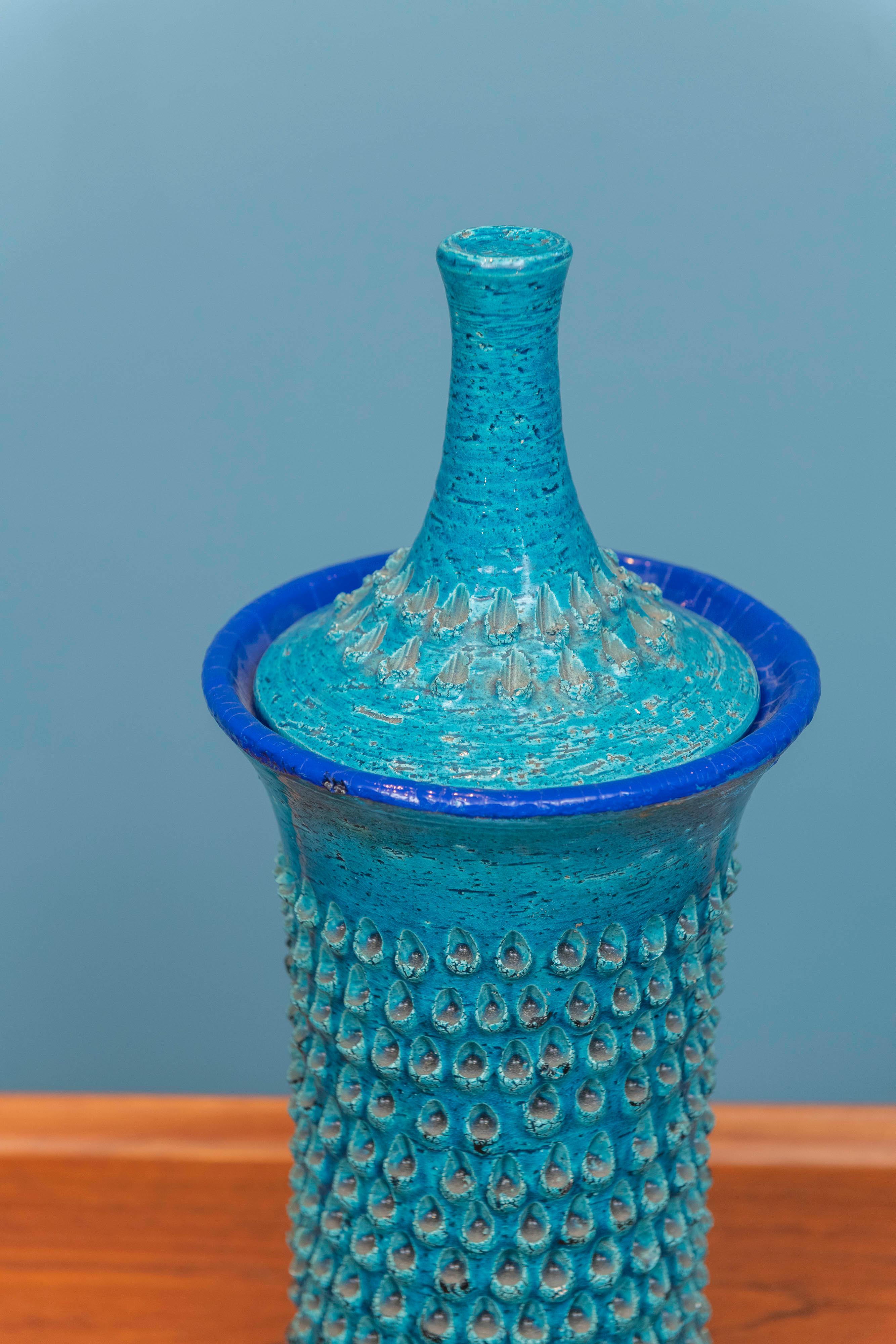 Vase ou pot en céramique texturée Bitossi avec couvercle assorti. Design/One intéressant, peu courant, en bleu Rimini avec des bordures bleues plus foncées. Quelques petites éraflures dues à l'âge qui n'enlèvent rien à l'impact de cette pièce. Prêt