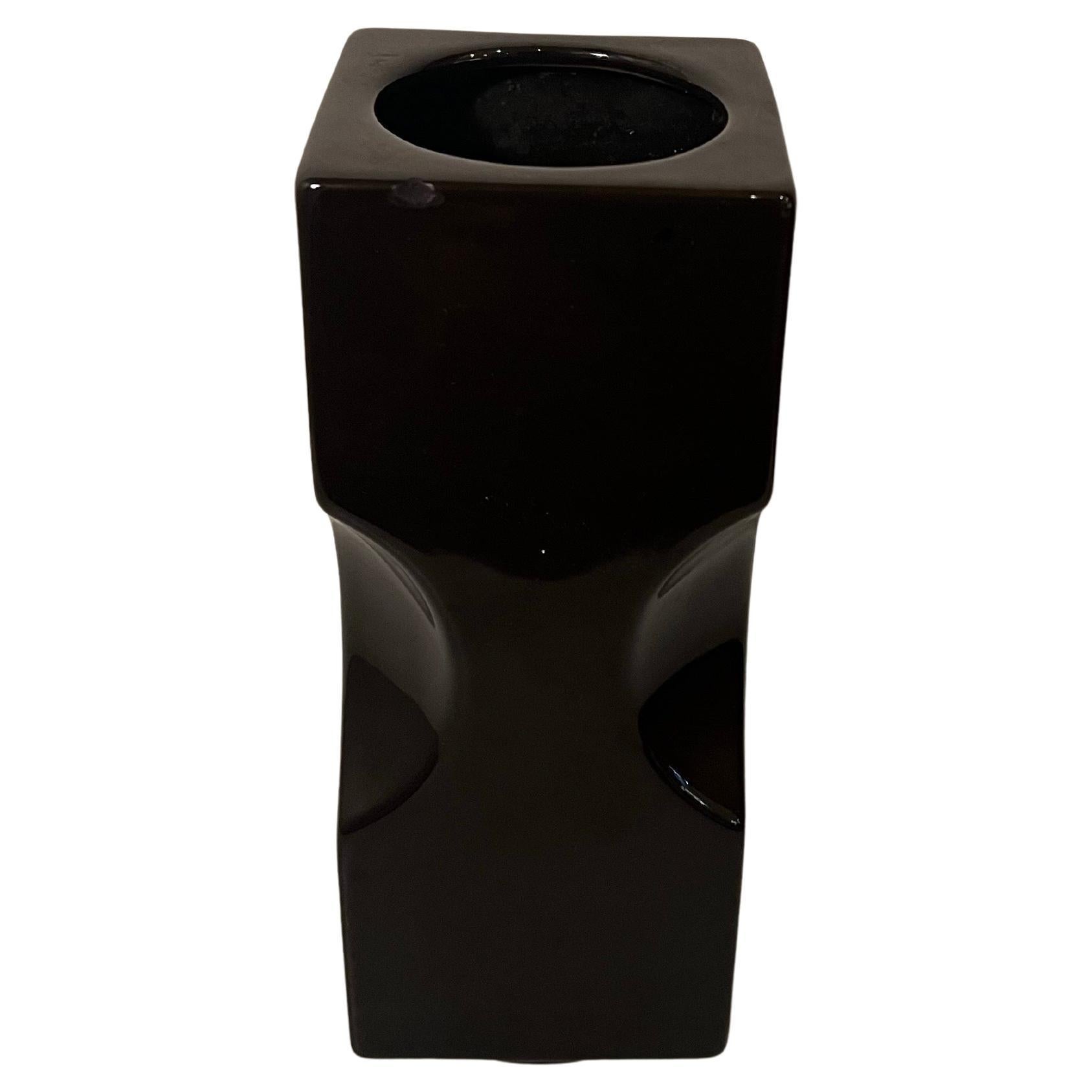 Vase en céramique au design italien classique et postmoderne signé Berkeley House, Italie, années 1980. Un beau et sculptural design épuré chocolat noir finition brillante quelques puces . Sur la face inférieure, vous trouverez des résidus de