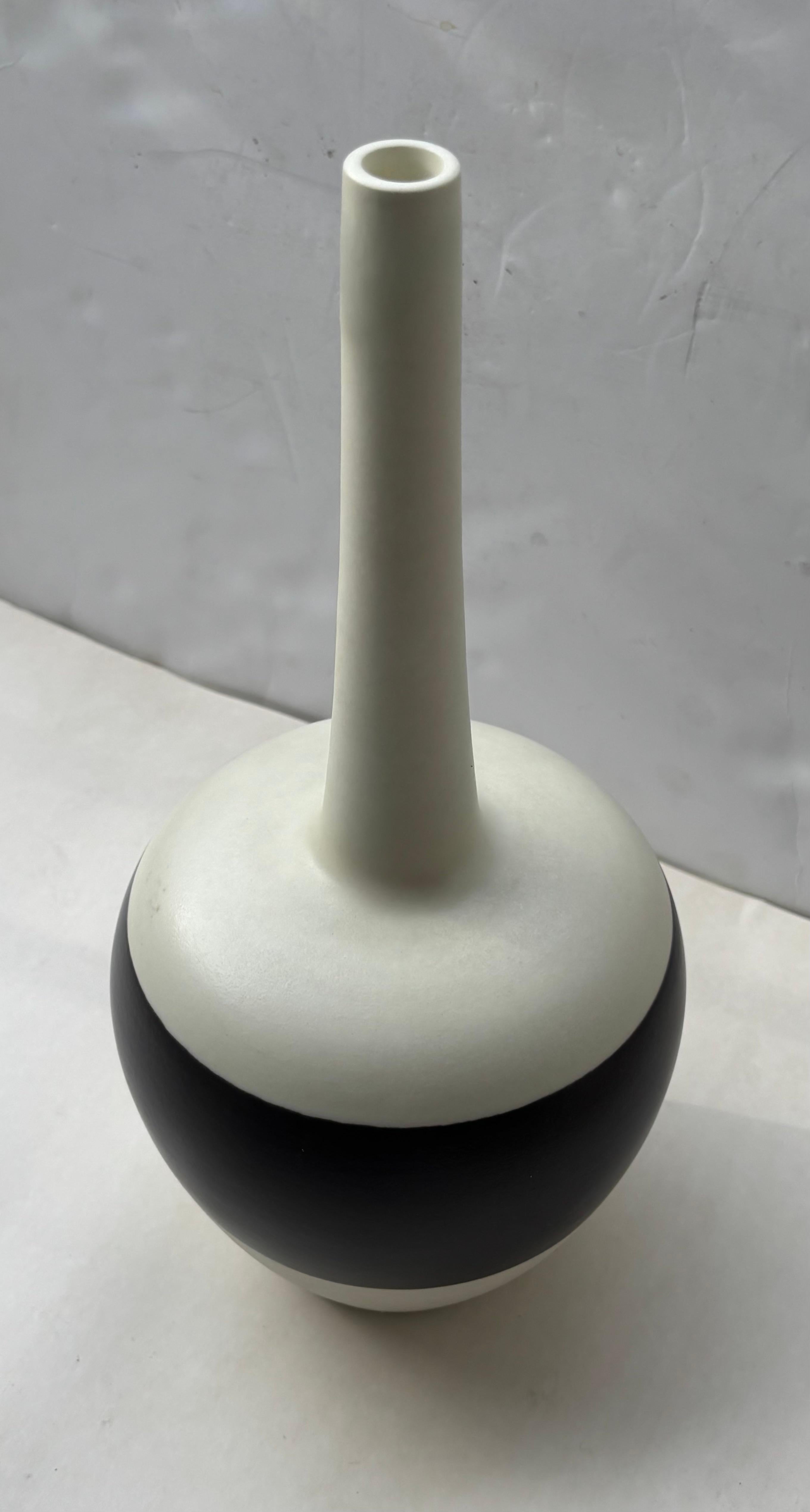 Il s'agit d'un nouvel échantillon des œuvres étonnantes de Bitossi, Italie, dans le domaine de la céramique et de la poterie. Ce grand échantillon est une création de Cinzia Bitossi en 2004/2005 ... signé.