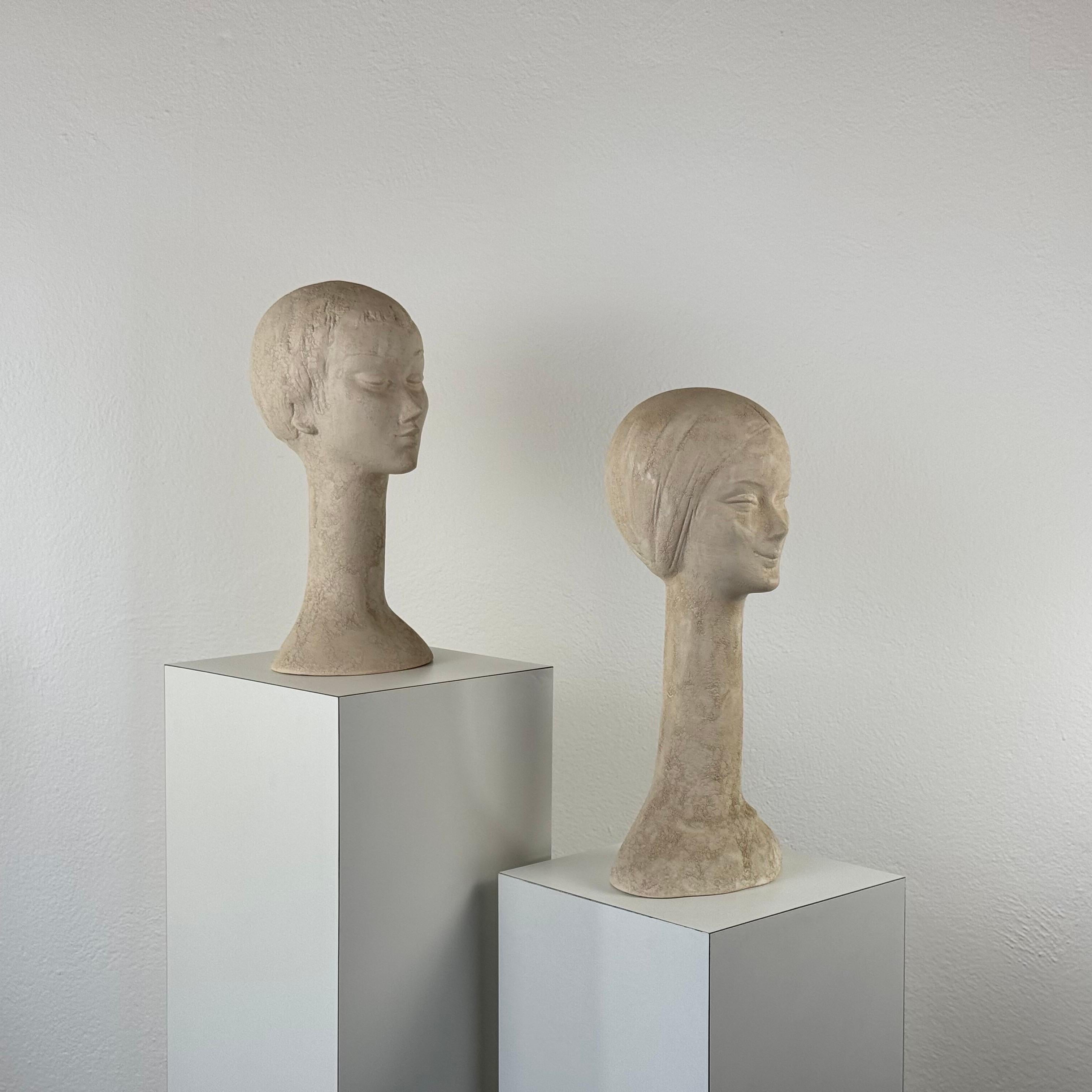 Une paire de bustes sculpturaux très émouvants et exceptionnellement rares, intitulés Mère et Fille, fabriqués à la main dans les années 1970 par Bitossi en Italie. Réalisées en ceramica refrattaria (céramique chamottée à base d'argile réfractaire),