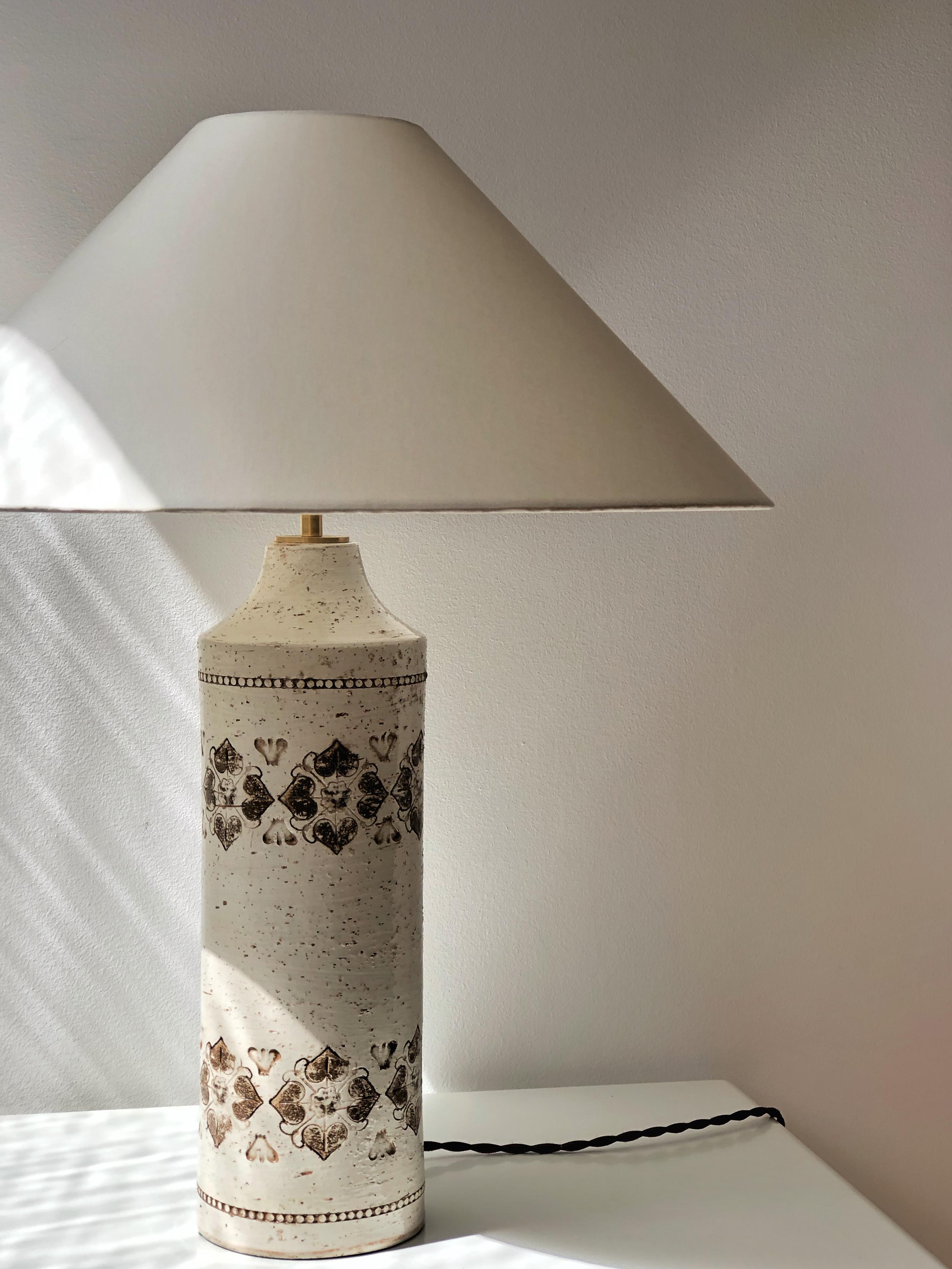 Lampe de table en céramique du milieu du siècle par l'Italien Bitossi pour le Suédois Bergboms. Le grès est jeté à la main dans les années 1960. Structure en chamotte brute avec glaçure en blanc crème et décor texturé avec des cœurs dans les tons