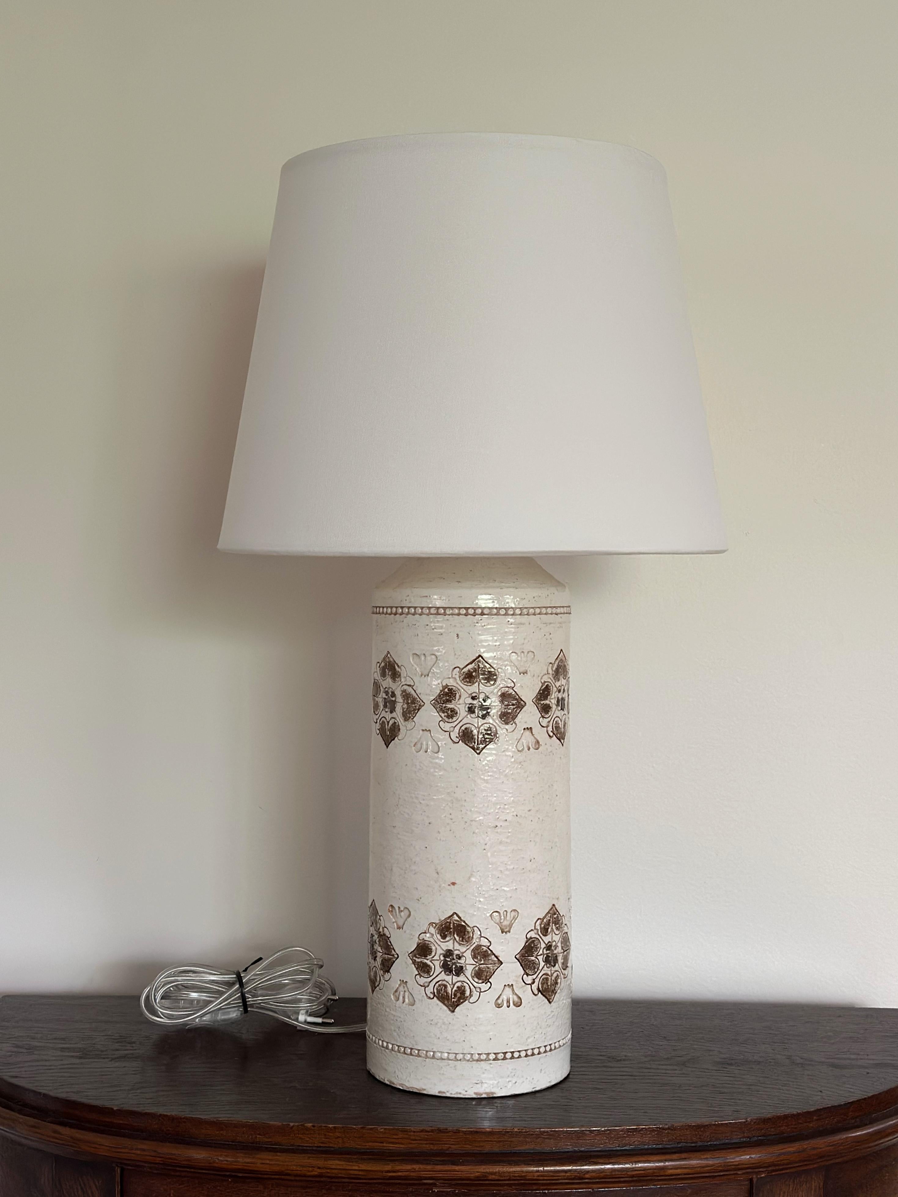 Lampe de table en céramique du milieu du siècle par l'Italien Bitossi pour le Suédois Bergboms. Le grès est jeté à la main dans les années 1960. Structure en chamotte brute avec glaçure en blanc crème et décor texturé avec des cœurs dans les tons