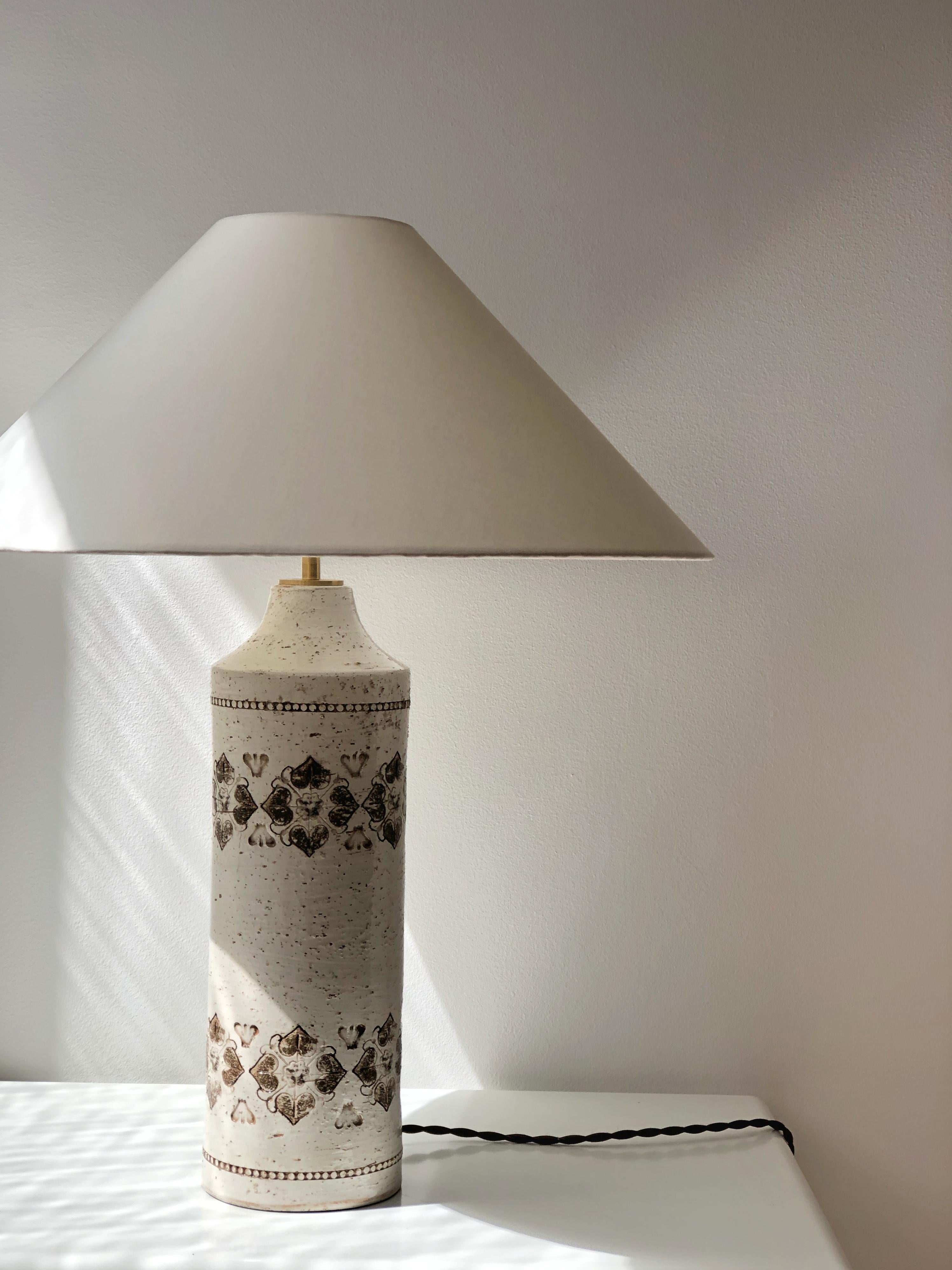 Mid-Century Modern Lampe de table en céramique Bitossi par Aldo Londi Heart Decor en crème et marron. 1970s. en vente