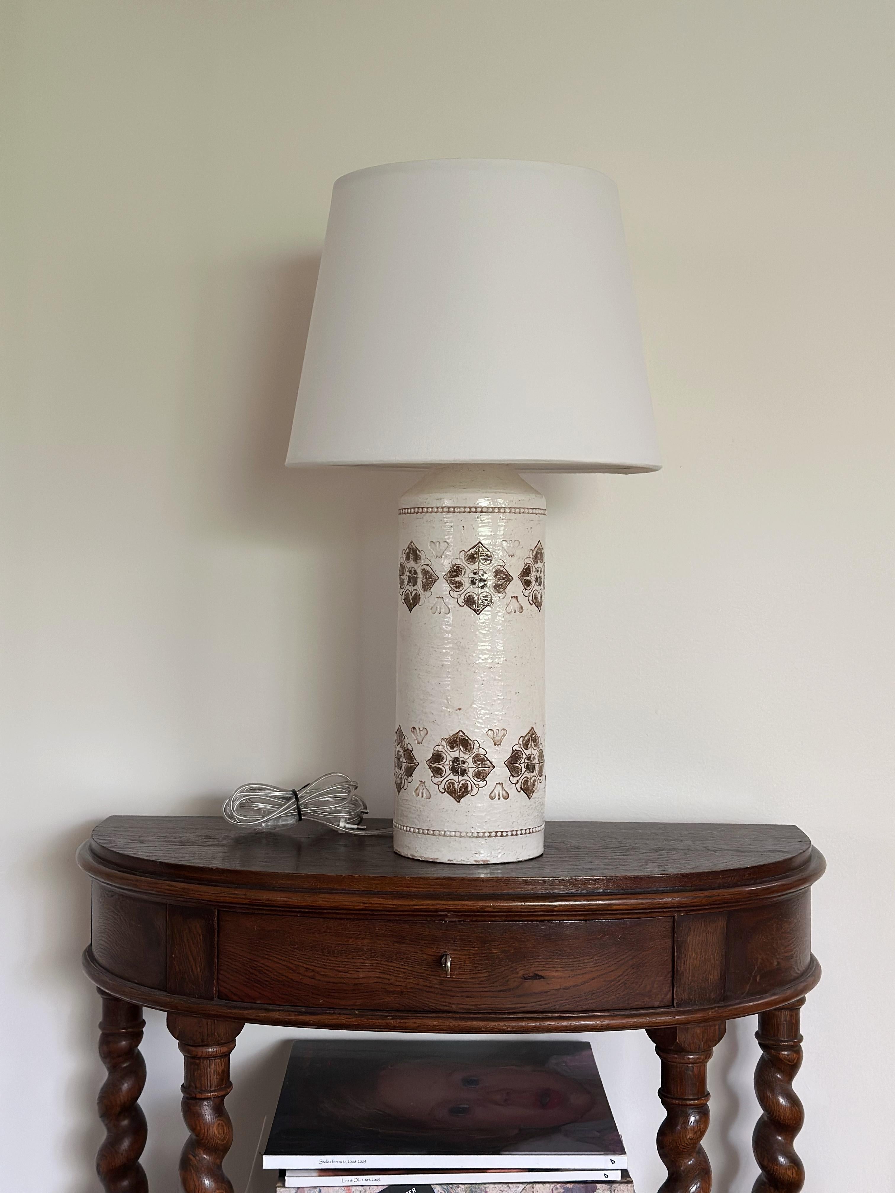 Mid-Century Modern Lampe de table en céramique Bitossi par Aldo Londi Heart Decor en crème et marron. 1970s. en vente