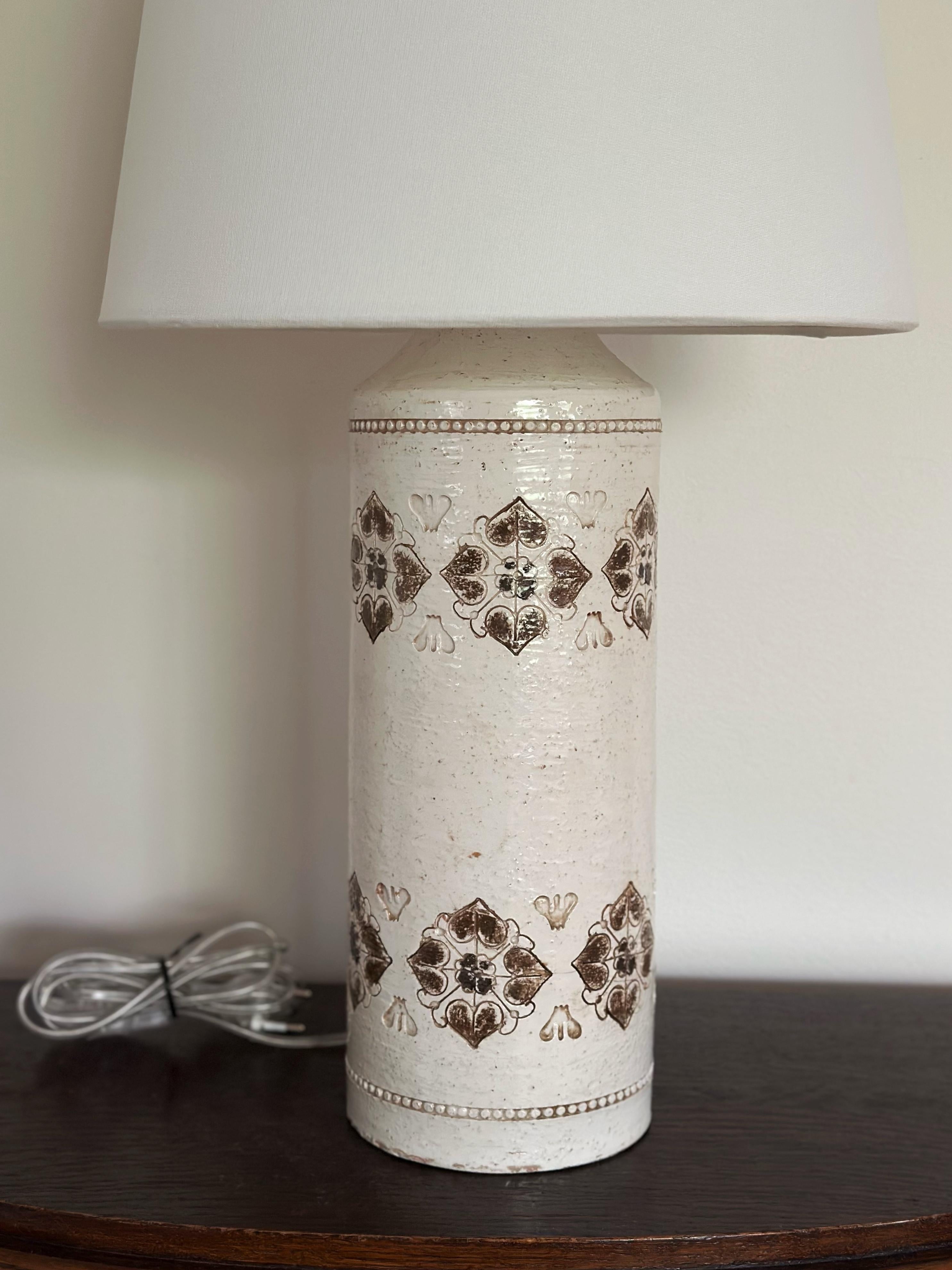 italien Lampe de table en céramique Bitossi par Aldo Londi Heart Decor en crème et marron. 1970s. en vente
