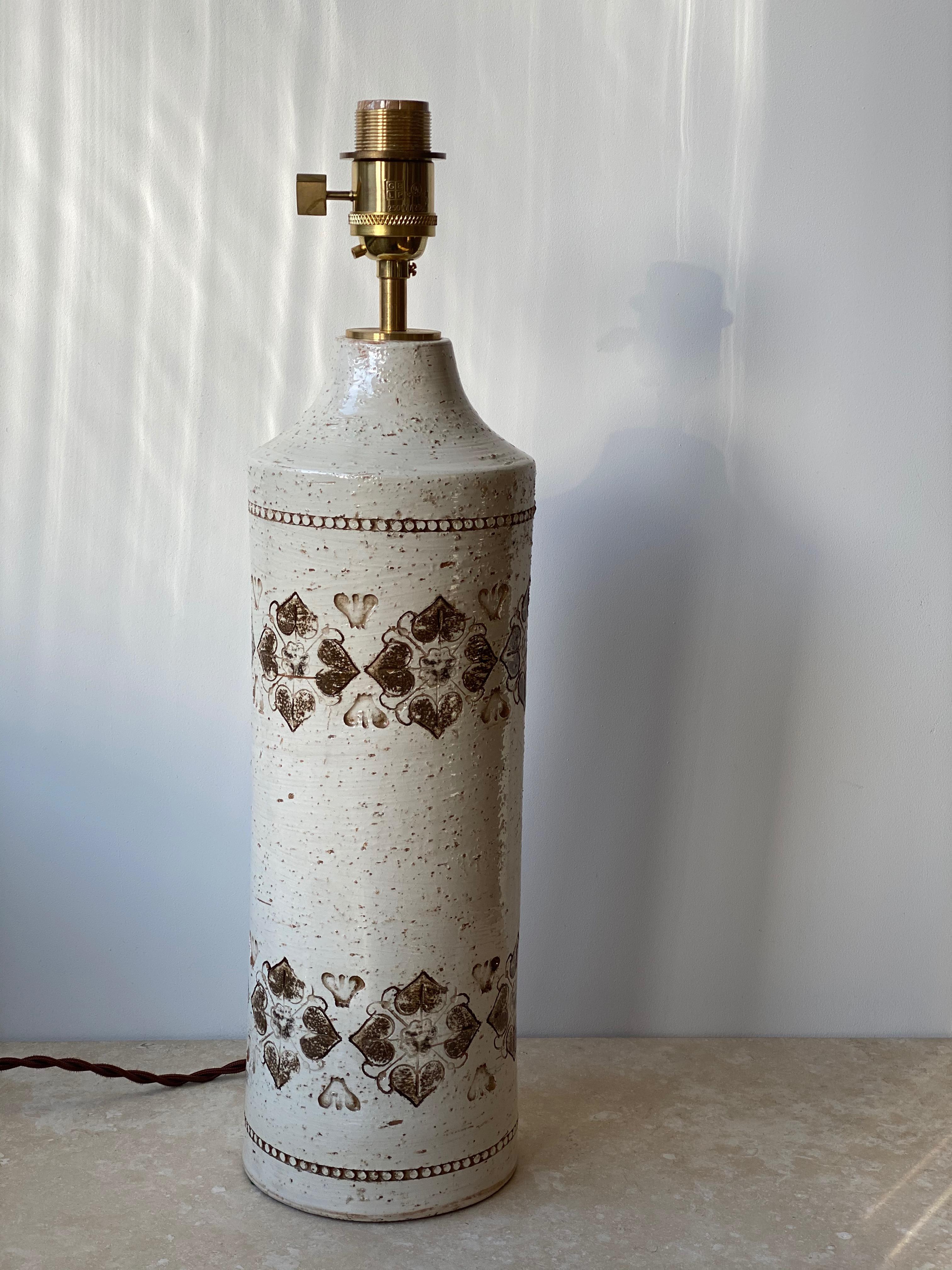 Lampe de table en céramique Bitossi par Aldo Londi Heart Decor en crème et marron. 1970s. Bon état - En vente à Bromma, SE