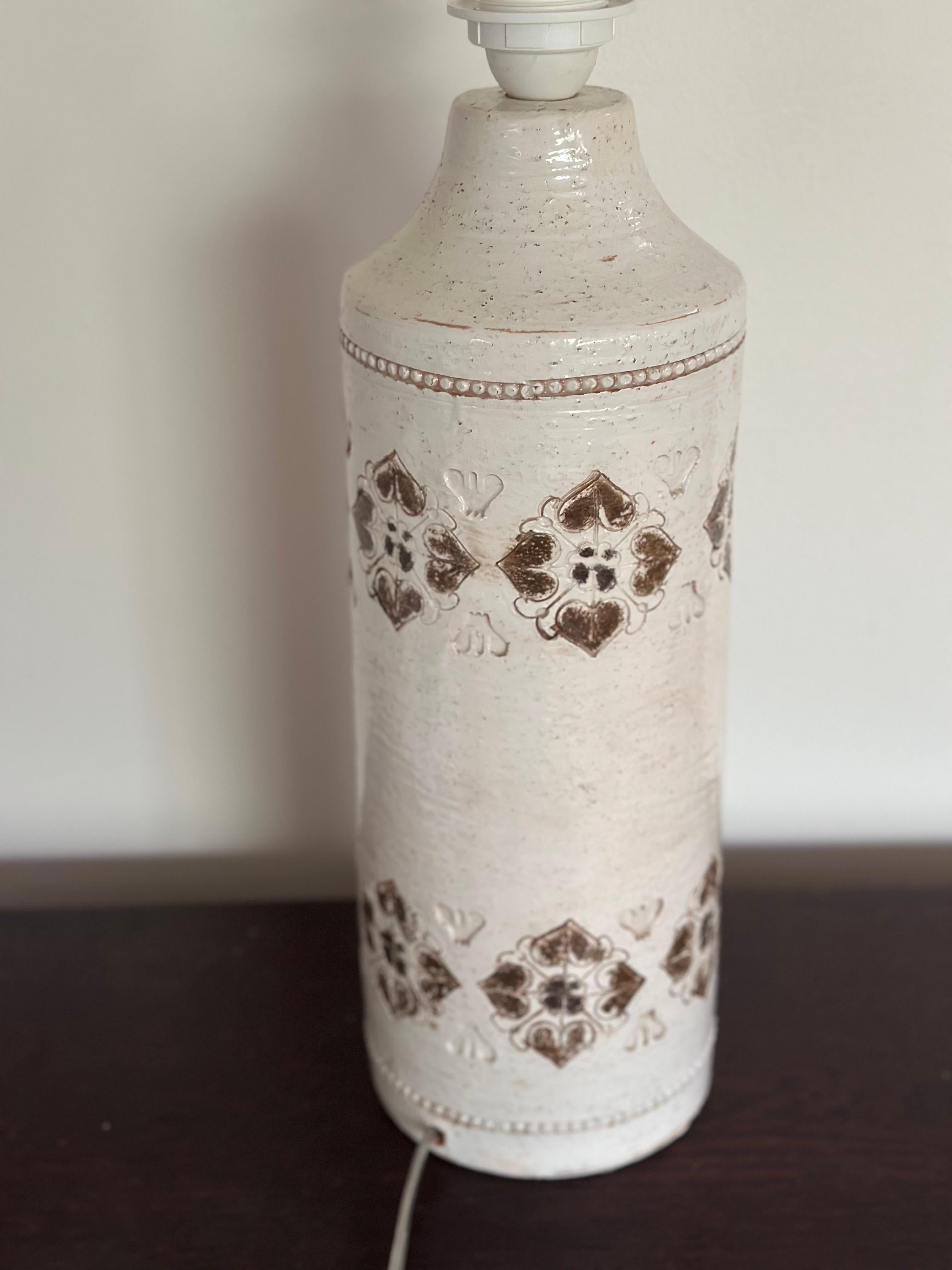 Laiton Lampe de table en céramique Bitossi par Aldo Londi Heart Decor en crème et marron. 1970s. en vente