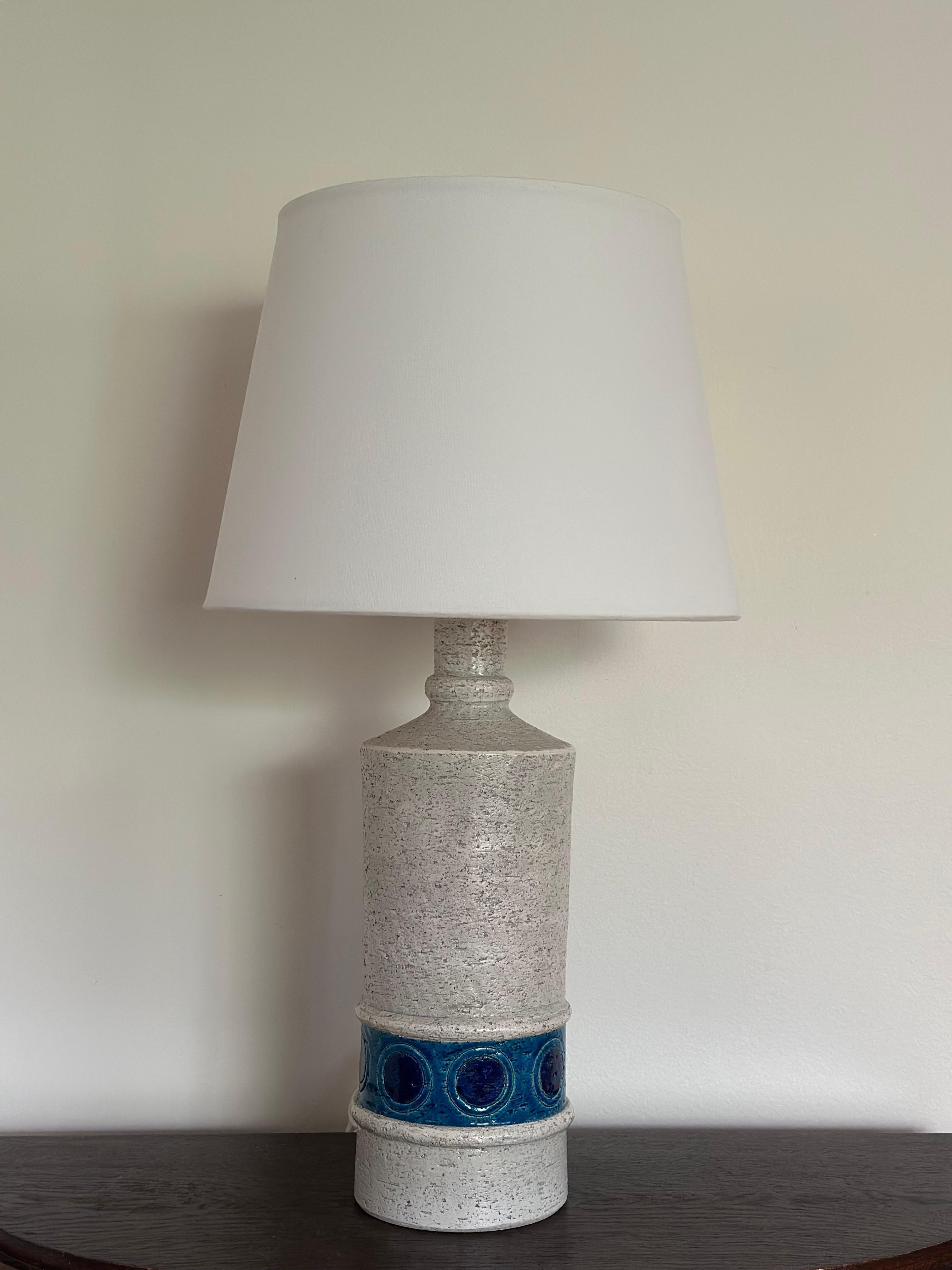 Mid-century Modern Ceramic Table Lamp by Italian Bitossi for Swedish Bergboms. Hand thrown stoneware during the 1960s. Rough Chamotte structure with a glaze in creamy white.

Art pottery lamp base with a cylindrical shape and a typical Bitossi