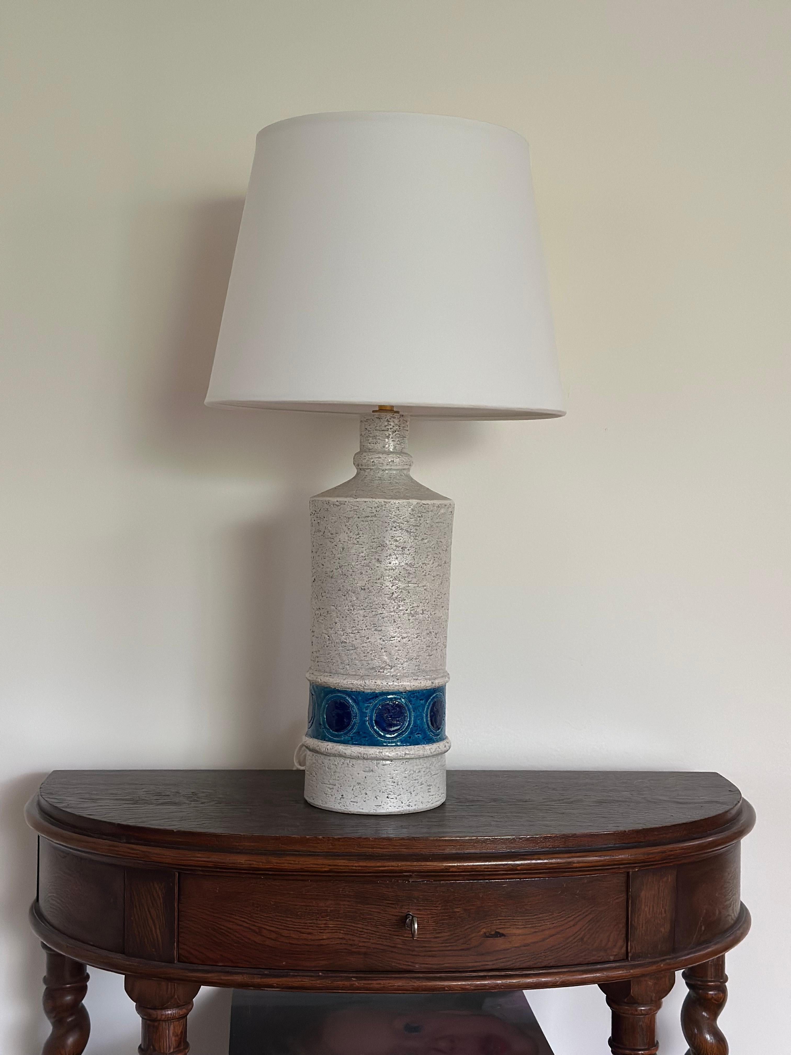 Mid-Century Modern Bitossi Ceramic Table Lamp by Aldo Londi in creame & blue. 1970s. For Sale