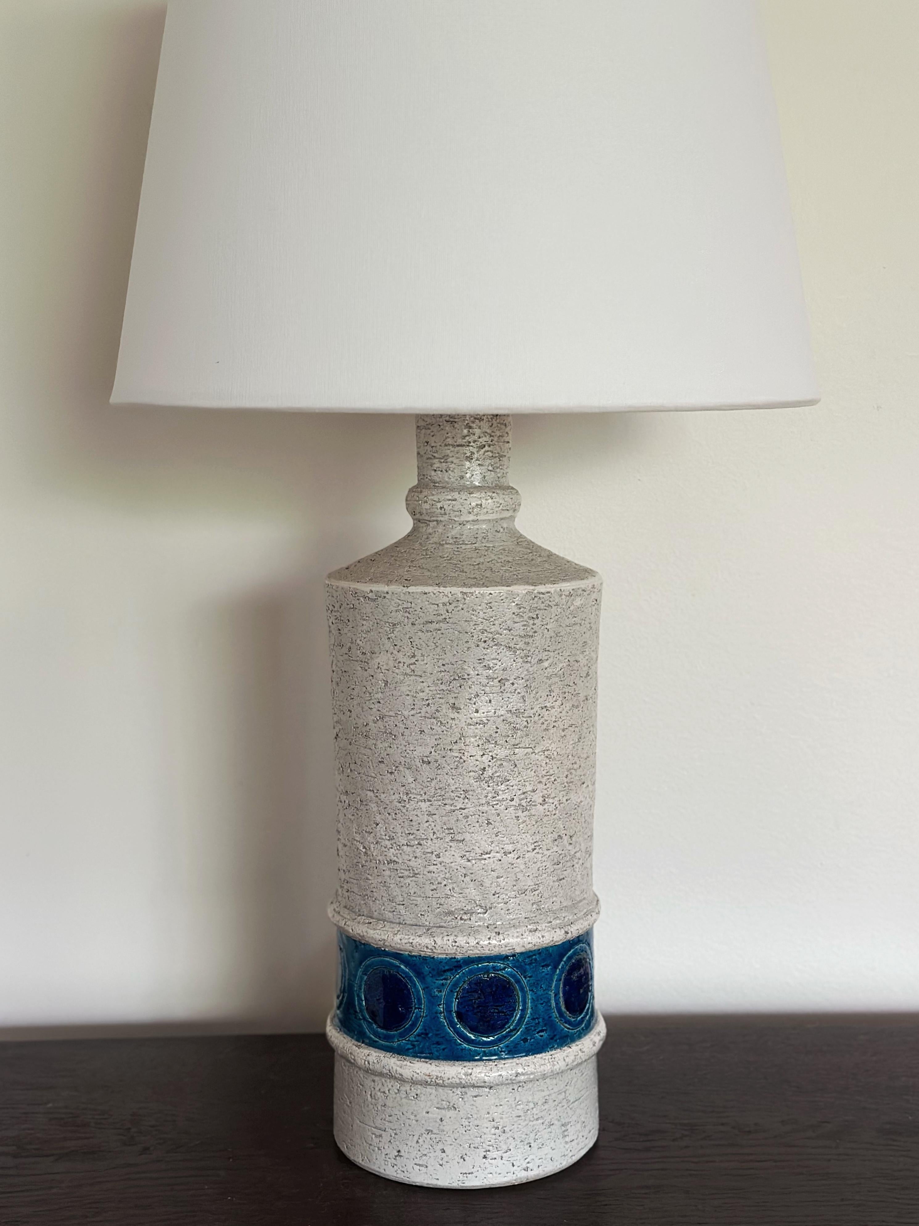 Italian Bitossi Ceramic Table Lamp by Aldo Londi in creame & blue. 1970s. For Sale