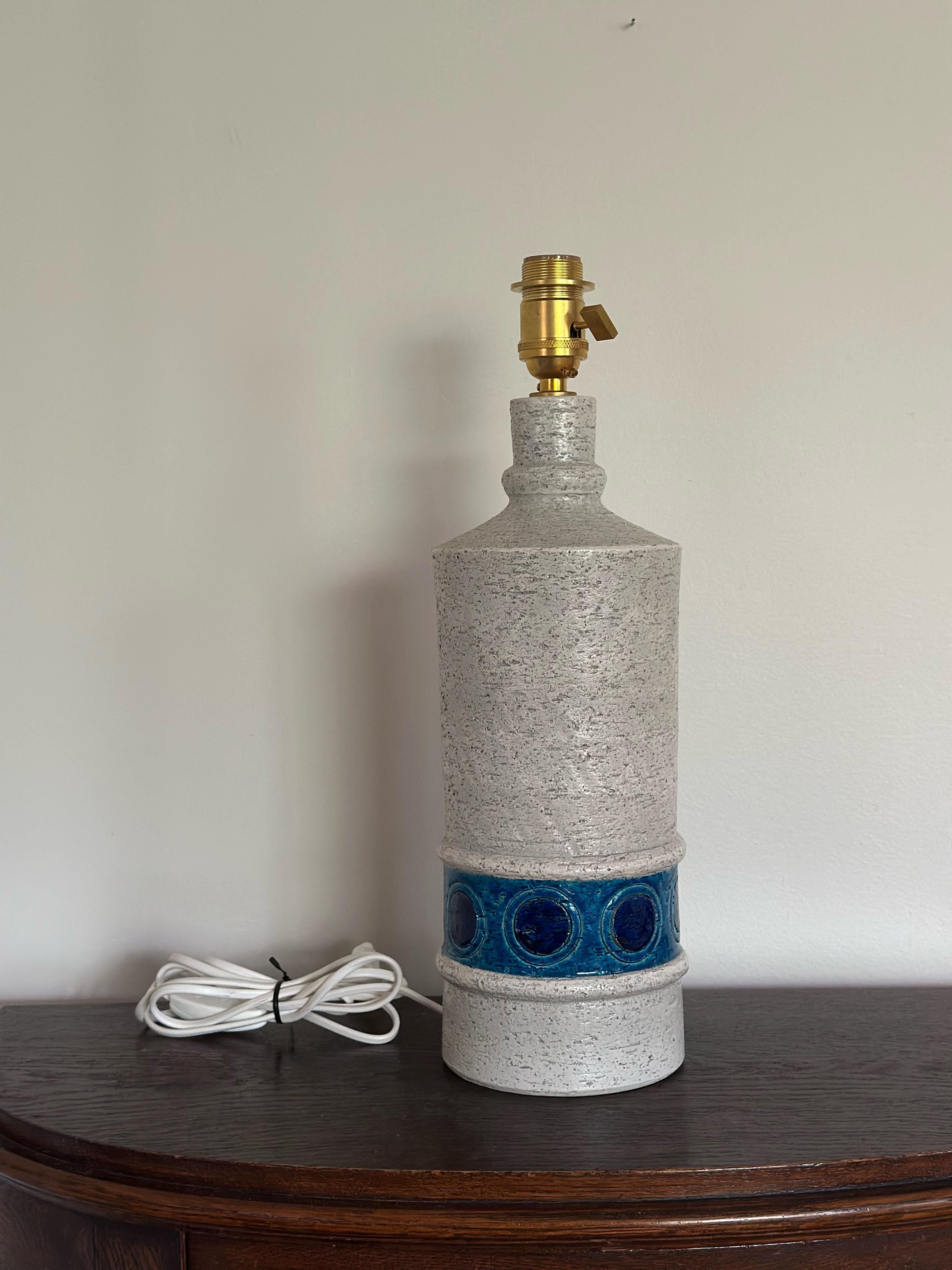 Bitossi Ceramic Table Lamp by Aldo Londi in creame & blue. 1970s. In Good Condition For Sale In Bromma, SE
