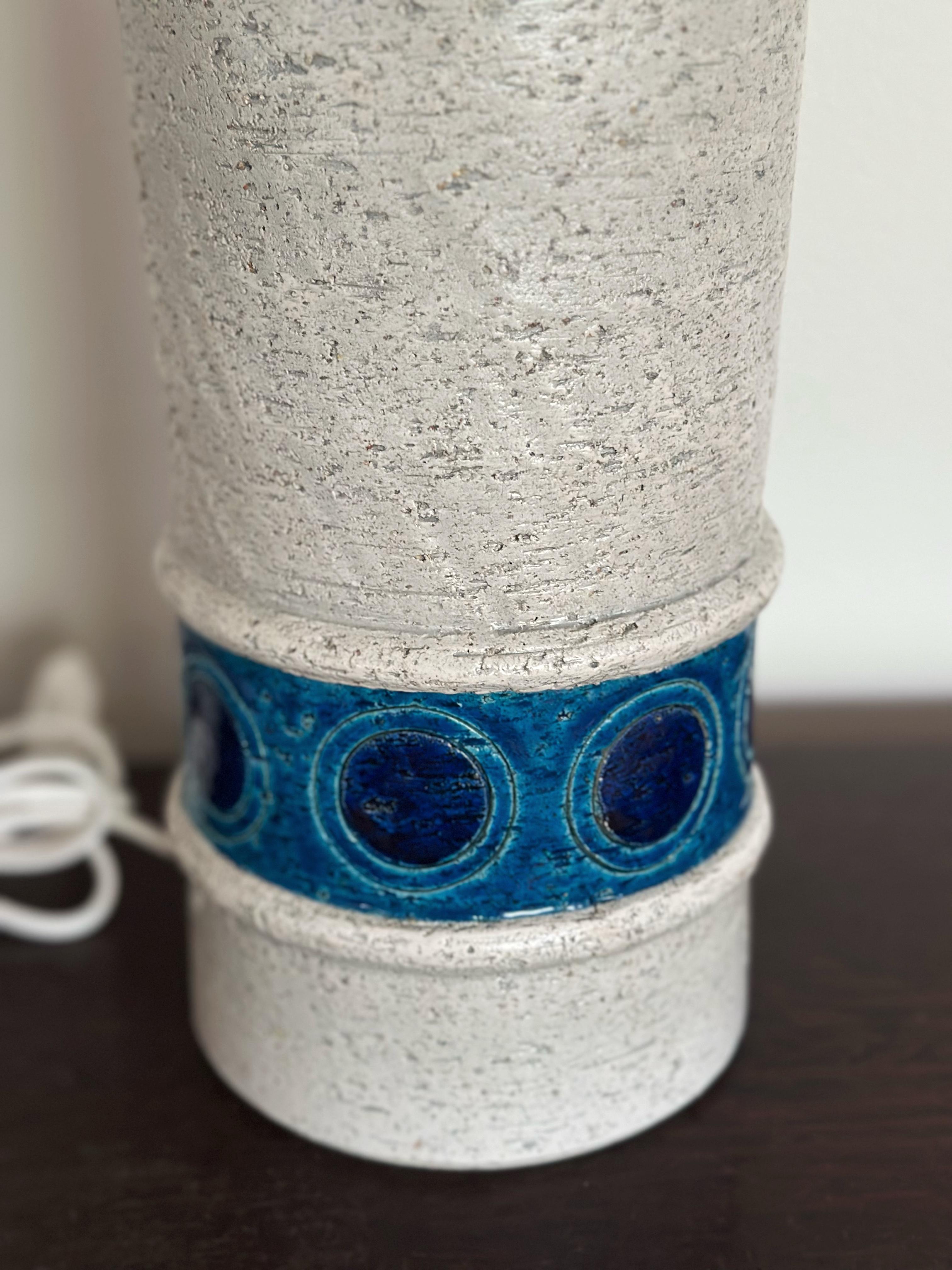Bitossi Ceramic Table Lamp by Aldo Londi in creame & blue. 1970s. For Sale 2