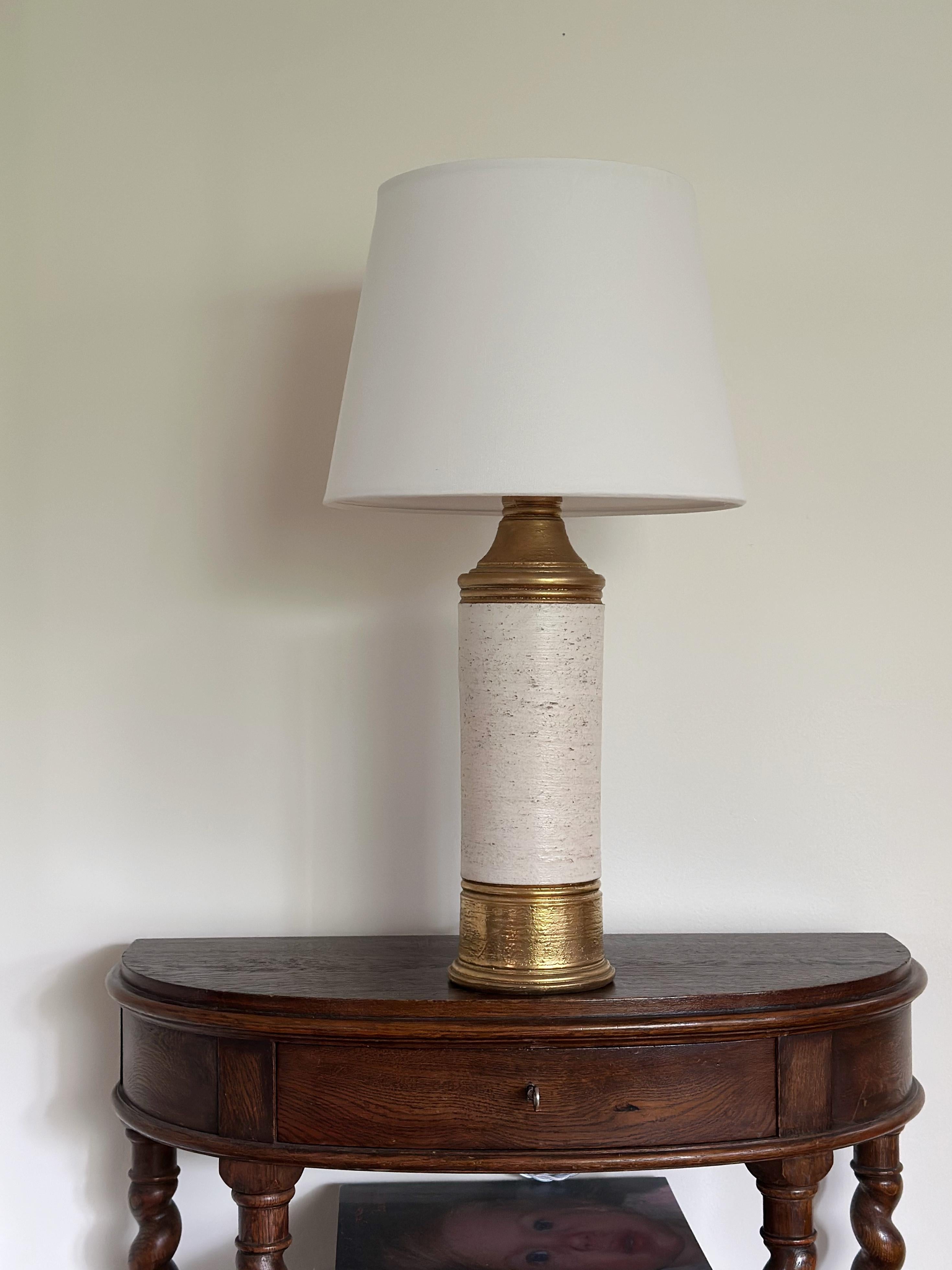 Mid-Century Modern Bitossi Ceramic Table Lamp by Aldo Londi in creame & gold. 1970s. For Sale