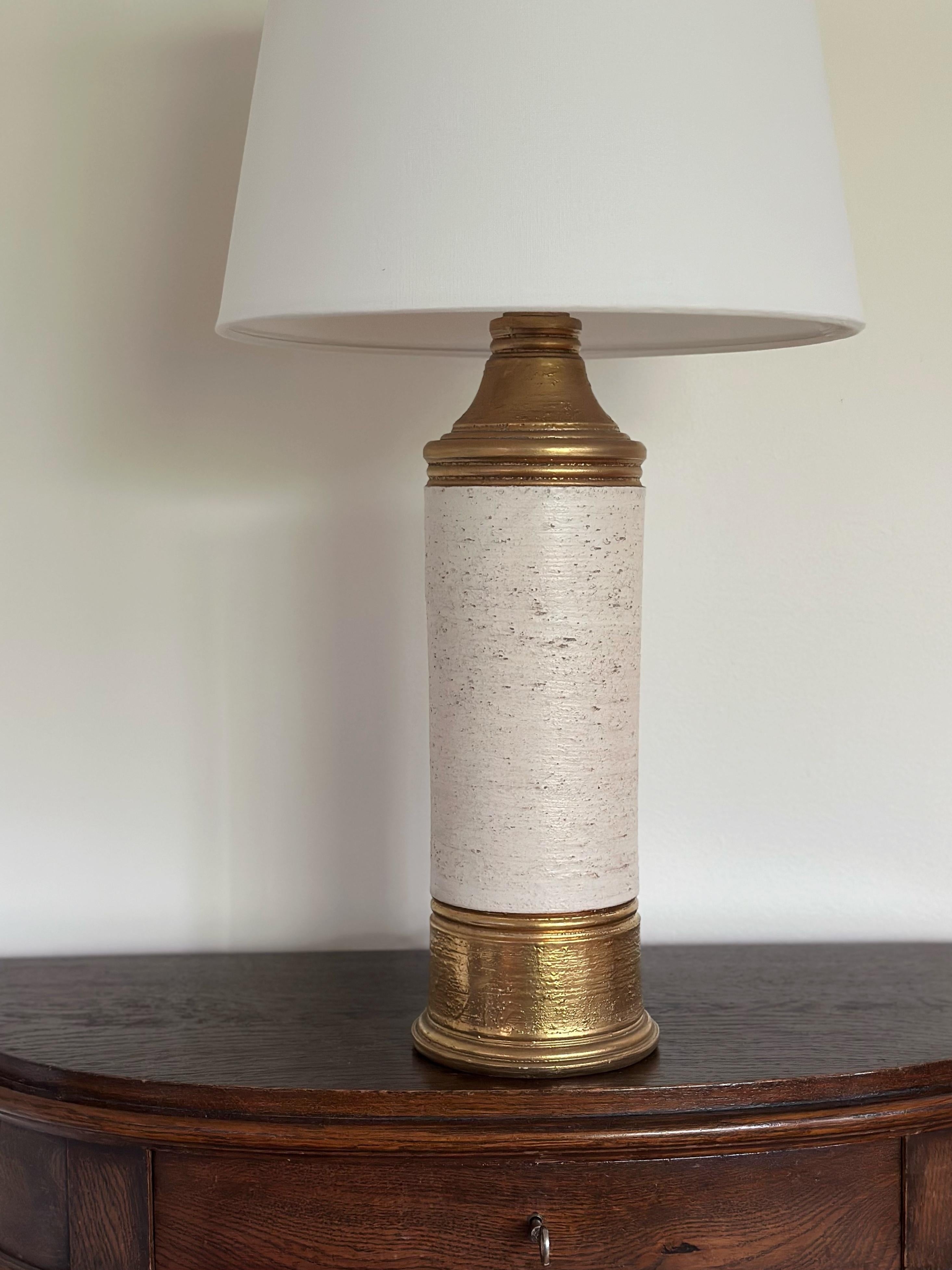Italian Bitossi Ceramic Table Lamp by Aldo Londi in creame & gold. 1970s. For Sale