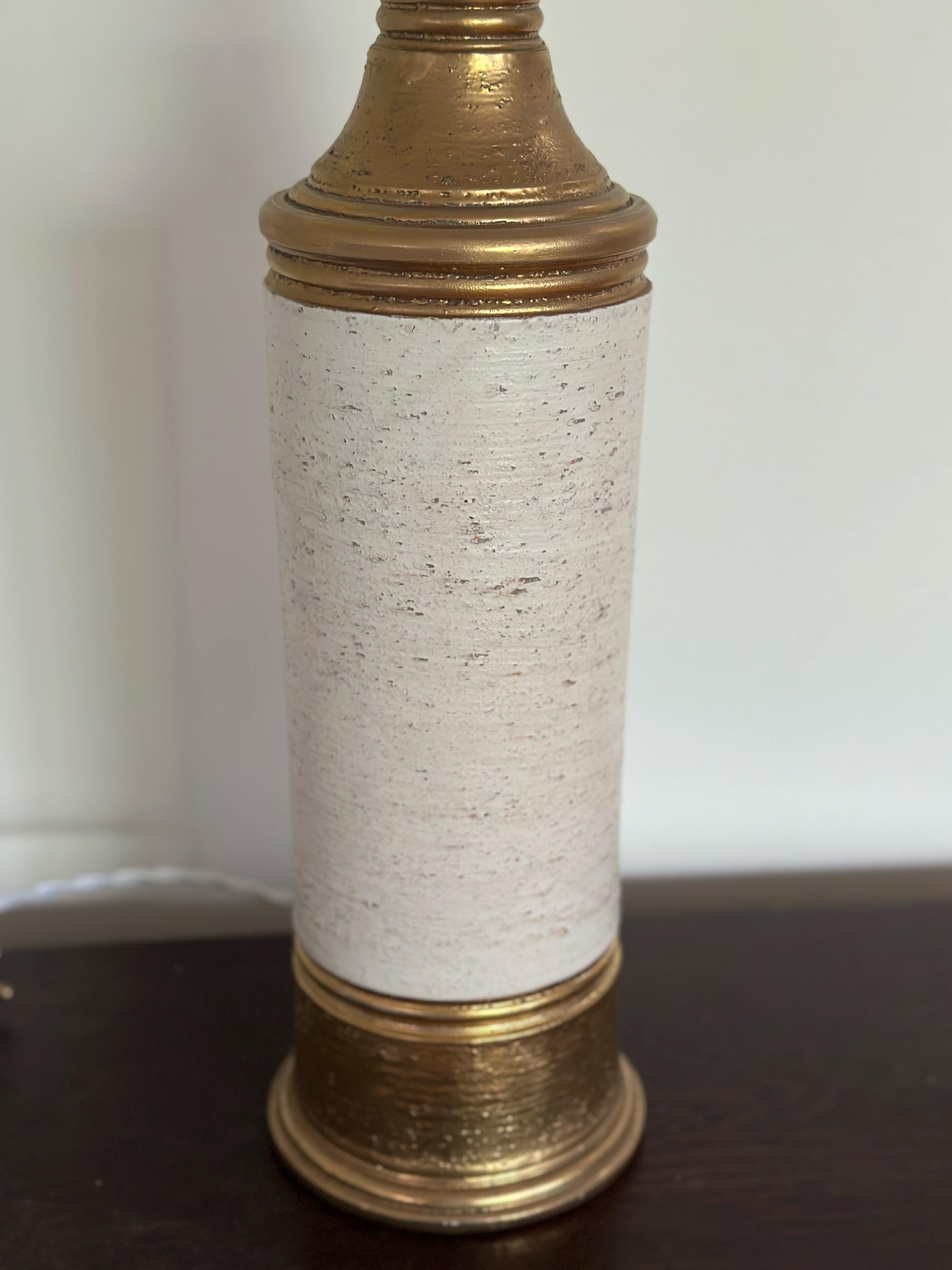 Bitossi Ceramic Table Lamp by Aldo Londi in creame & gold. 1970s. In Good Condition For Sale In Bromma, SE