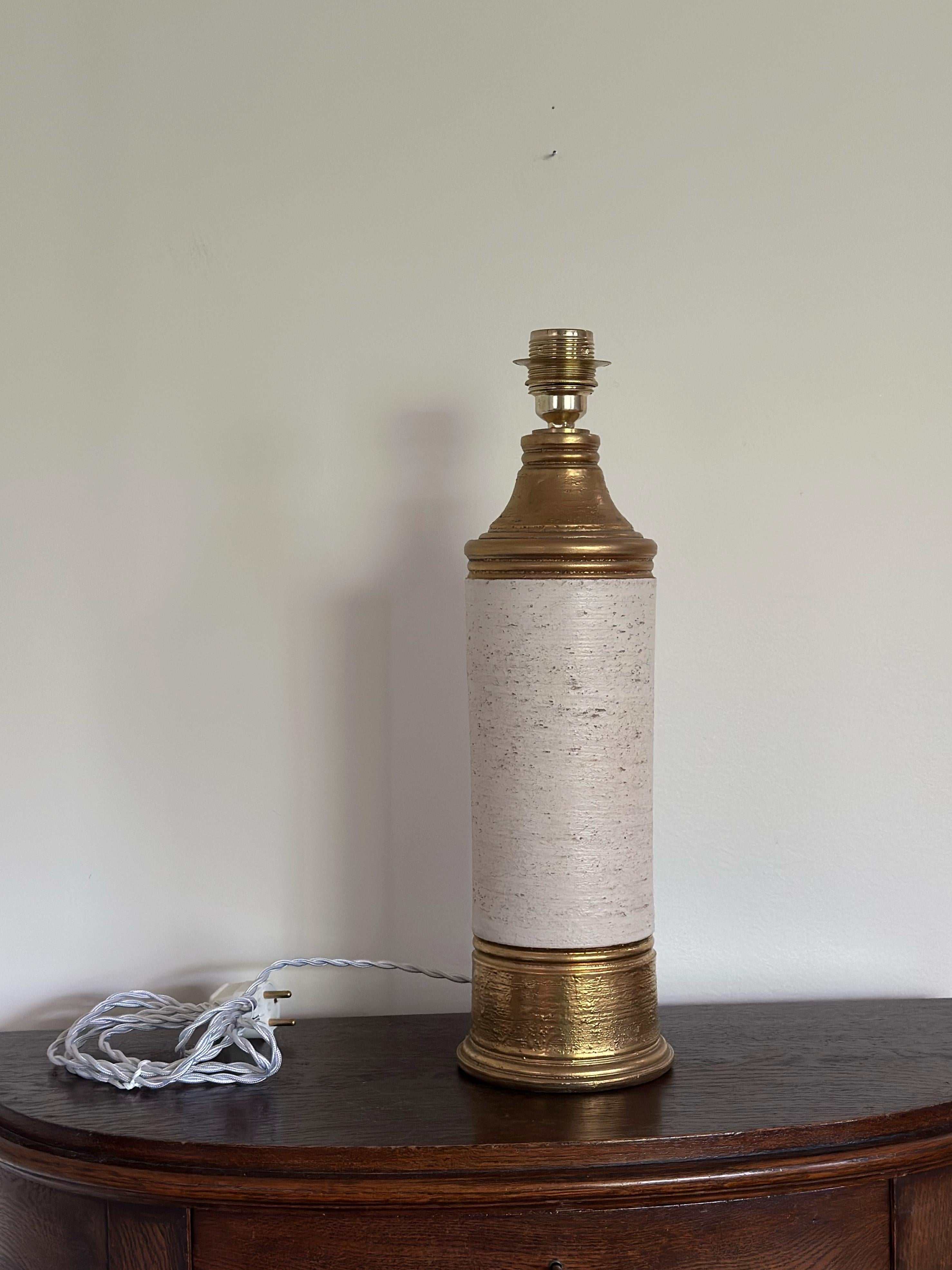 Brass Bitossi Ceramic Table Lamp by Aldo Londi in creame & gold. 1970s. For Sale