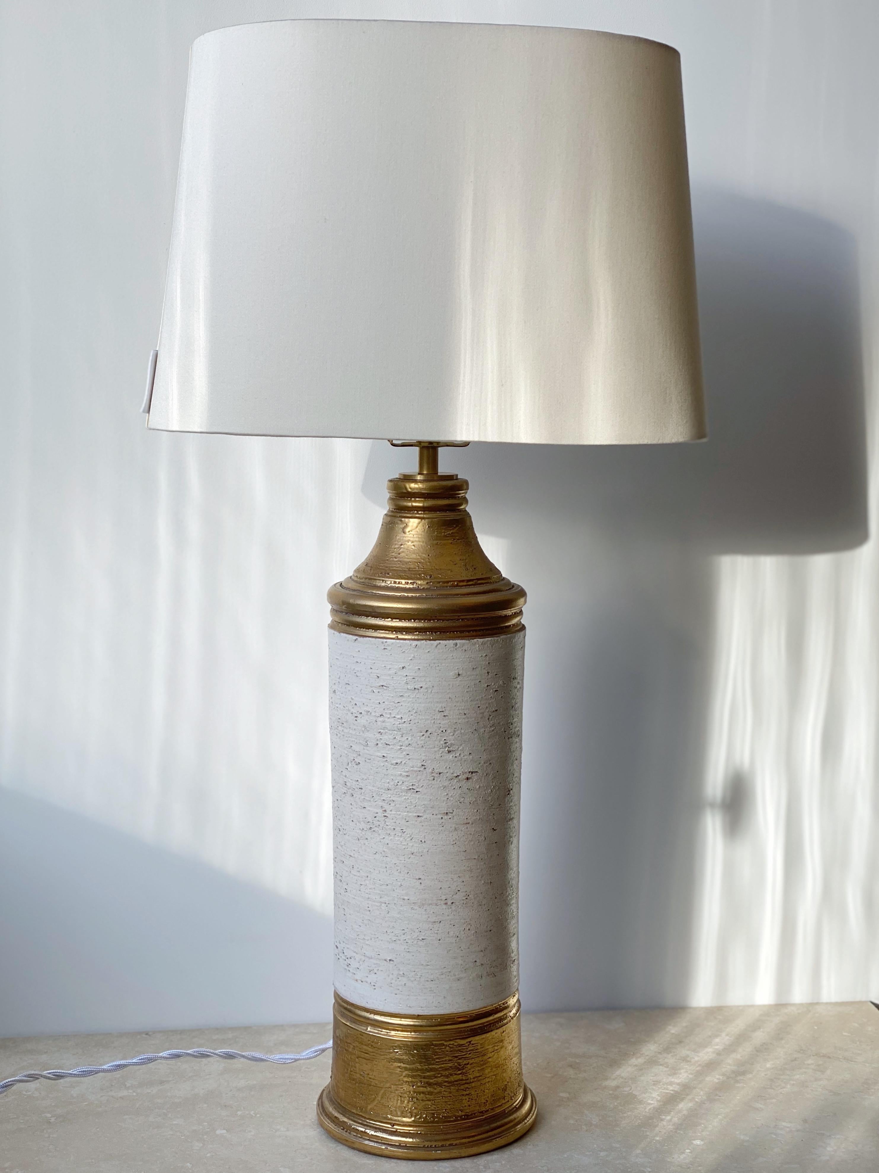 Bitossi Ceramic Table Lamp by Aldo Londi in creame & gold. 1970s. For Sale 2