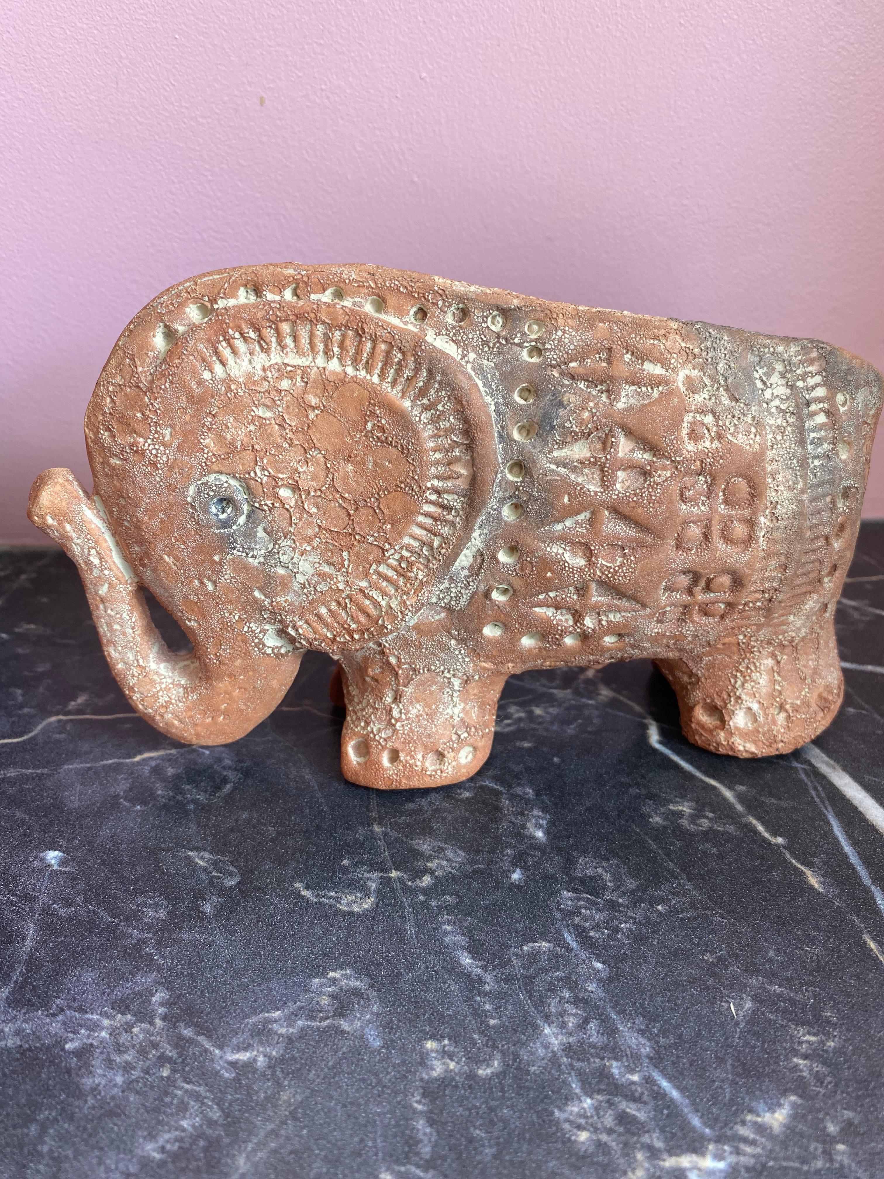 Éste es un ejemplar único de elefante Bitossi - Etruria, diseñado por Aldo Londi.
Raro modelo de terracota con decoración incisa de motivos abstractos.